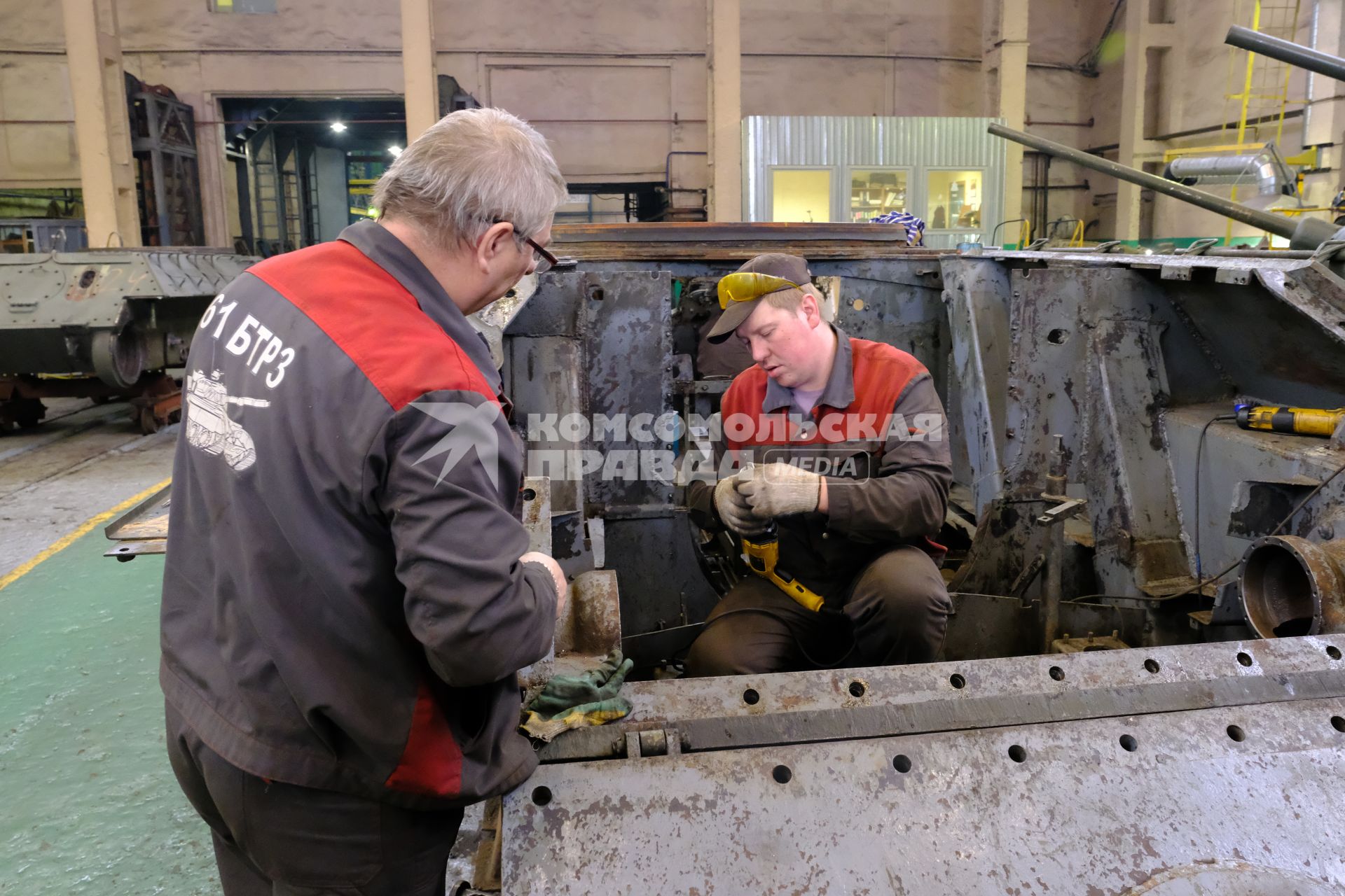 Санкт-Петербург.  Рабочие реставрируют танк Т-34 на 61-ом бронетанковом ремонтном заводе.