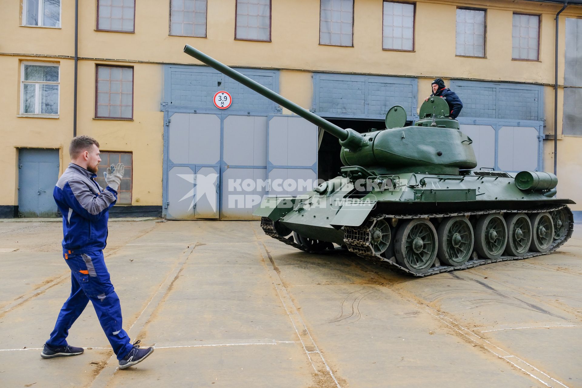 Санкт-Петербург. Отреставрированный танк Т-34 на территории 61-го Бронетанкового ремотного завода.