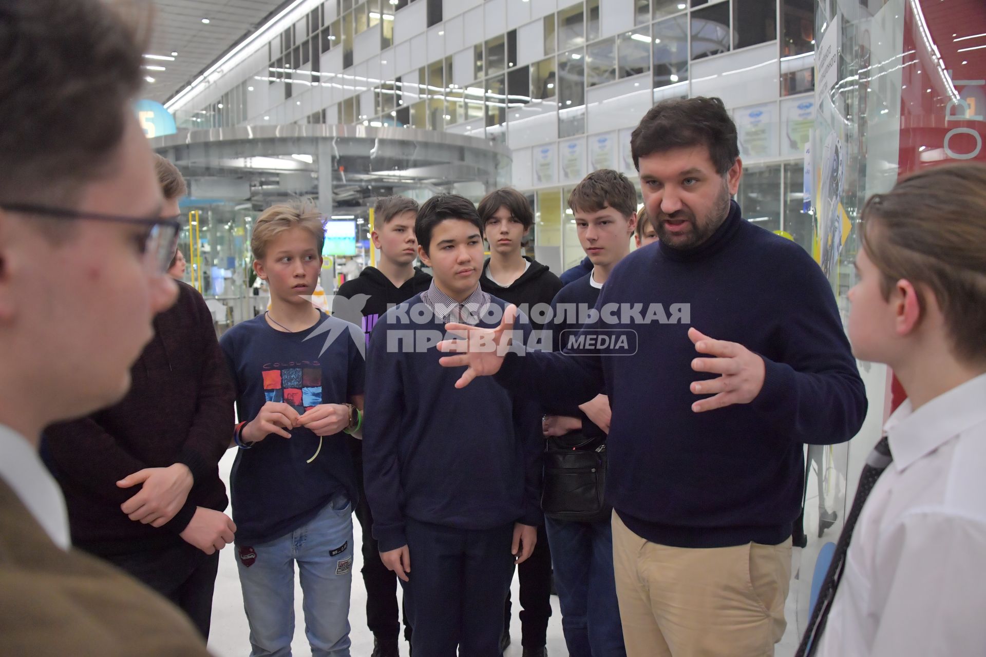 Москва, Сколково. Путешественник Матвей Шпаро (в центре) на встрече с  будущими участниками  Арктической экспедиции.