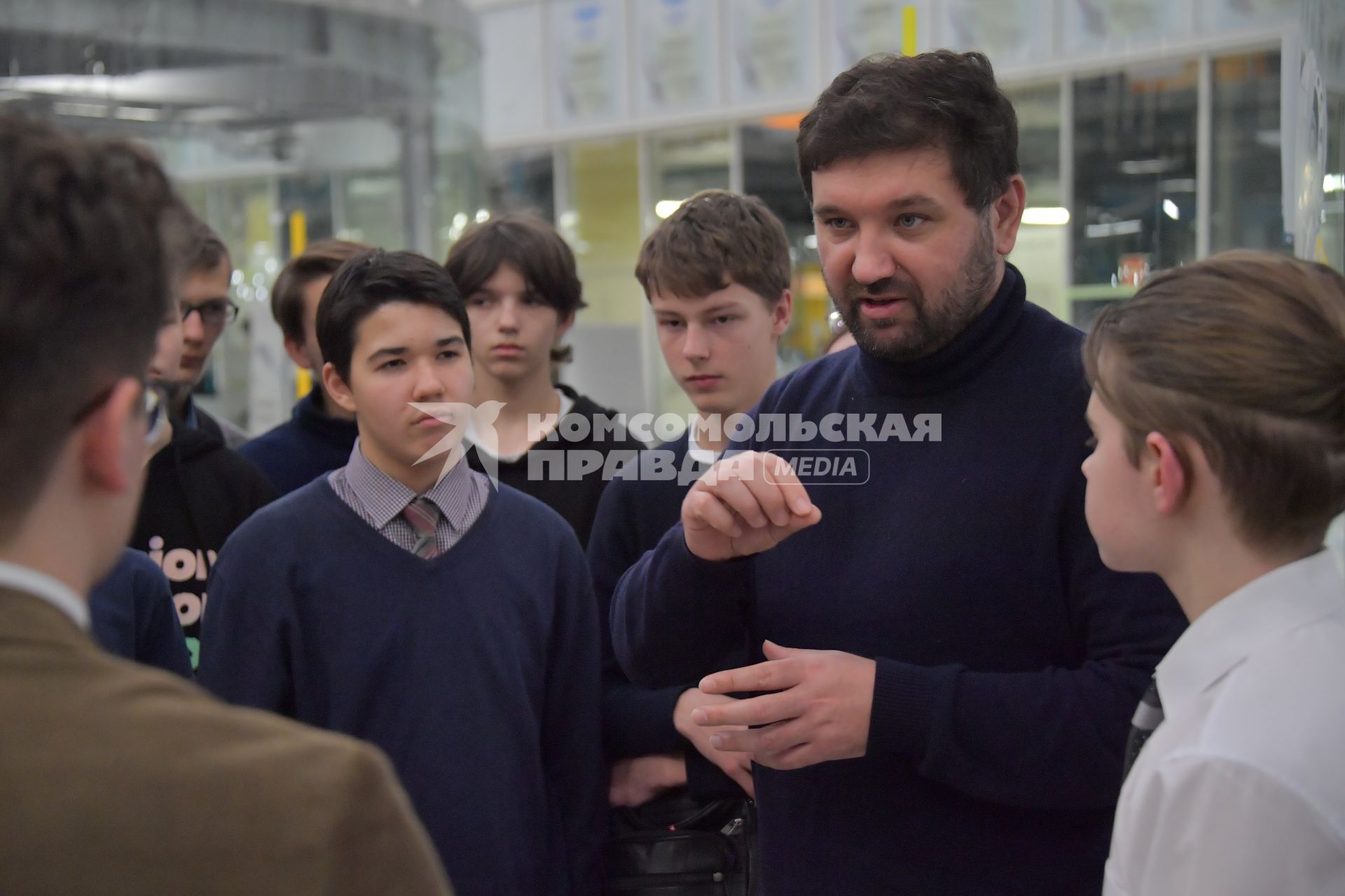 Москва, Сколково. Путешественник Матвей Шпаро (в центре) на встрече с  будущими участниками  Арктической экспедиции.