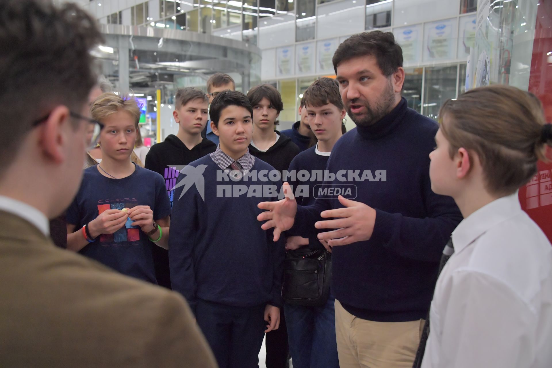 Москва, Сколково. Путешественник Матвей Шпаро (в центре) на встрече с  будущими участниками  Арктической экспедиции.