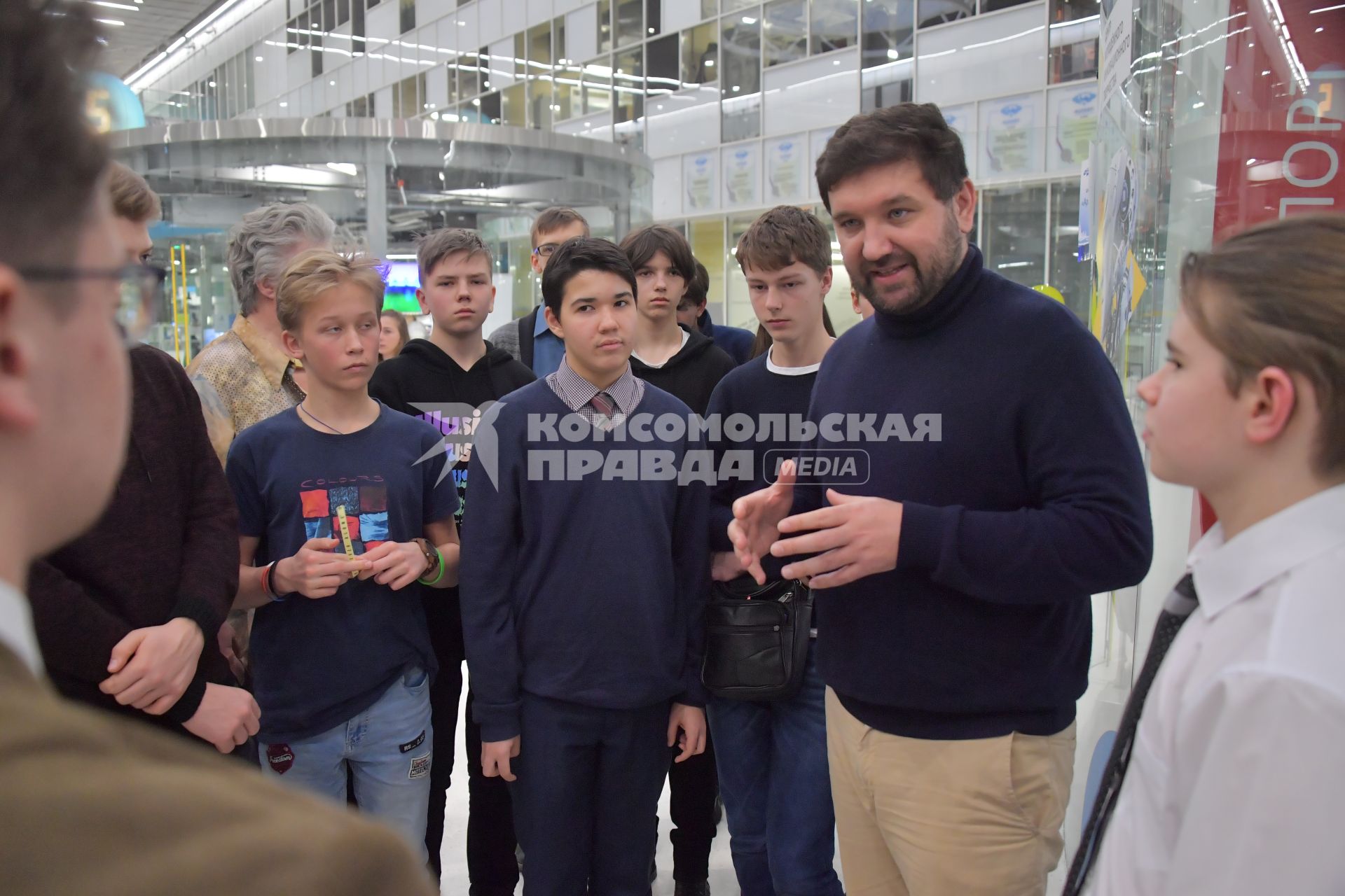 Москва, Сколково. Путешественник Матвей Шпаро (в центре) на встрече с  будущими участниками  Арктической экспедиции.