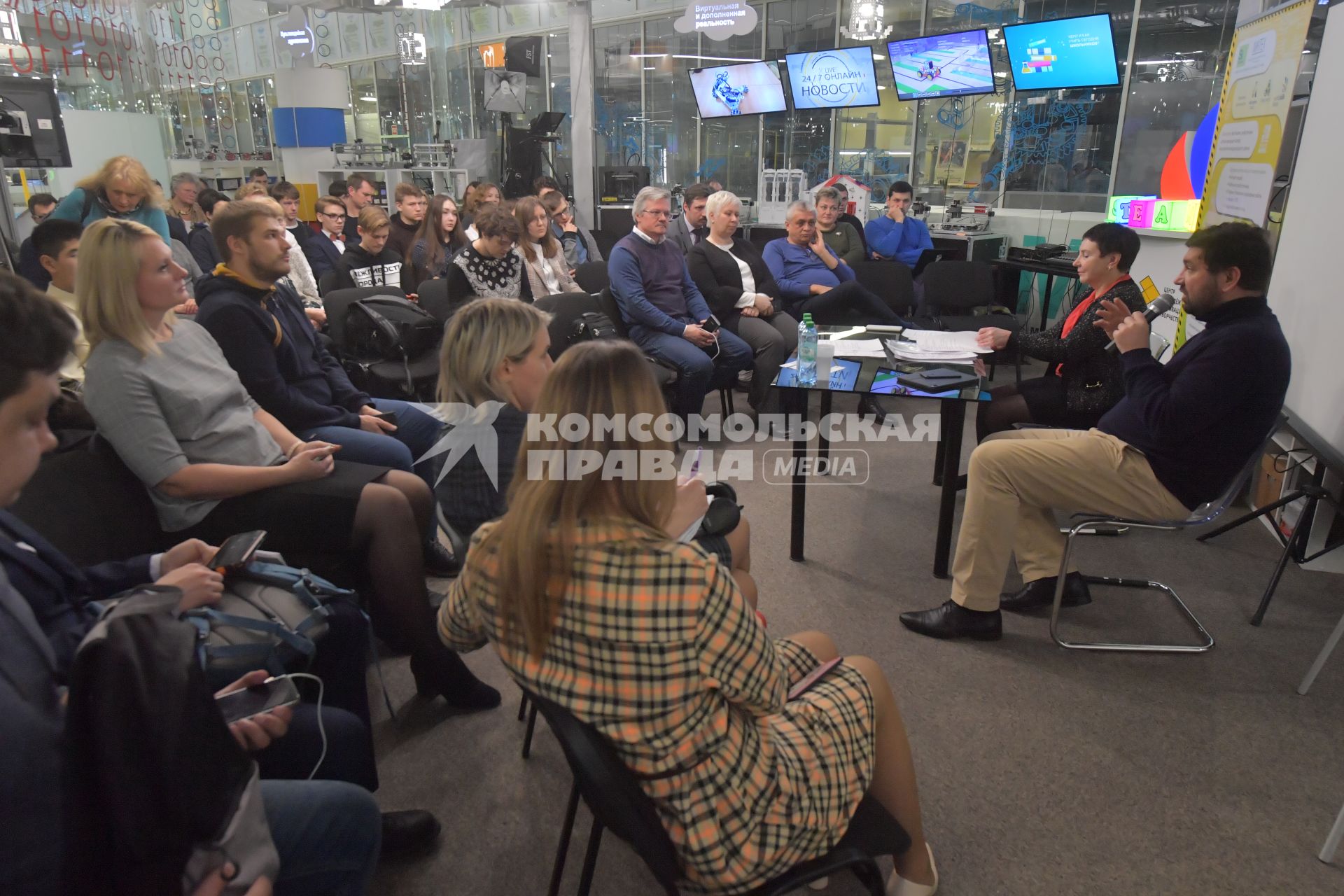 Москва, Сколково. Путешественник Матвей Шпаро ( справа) на встрече с  будущими участниками  Арктической экспедиции.