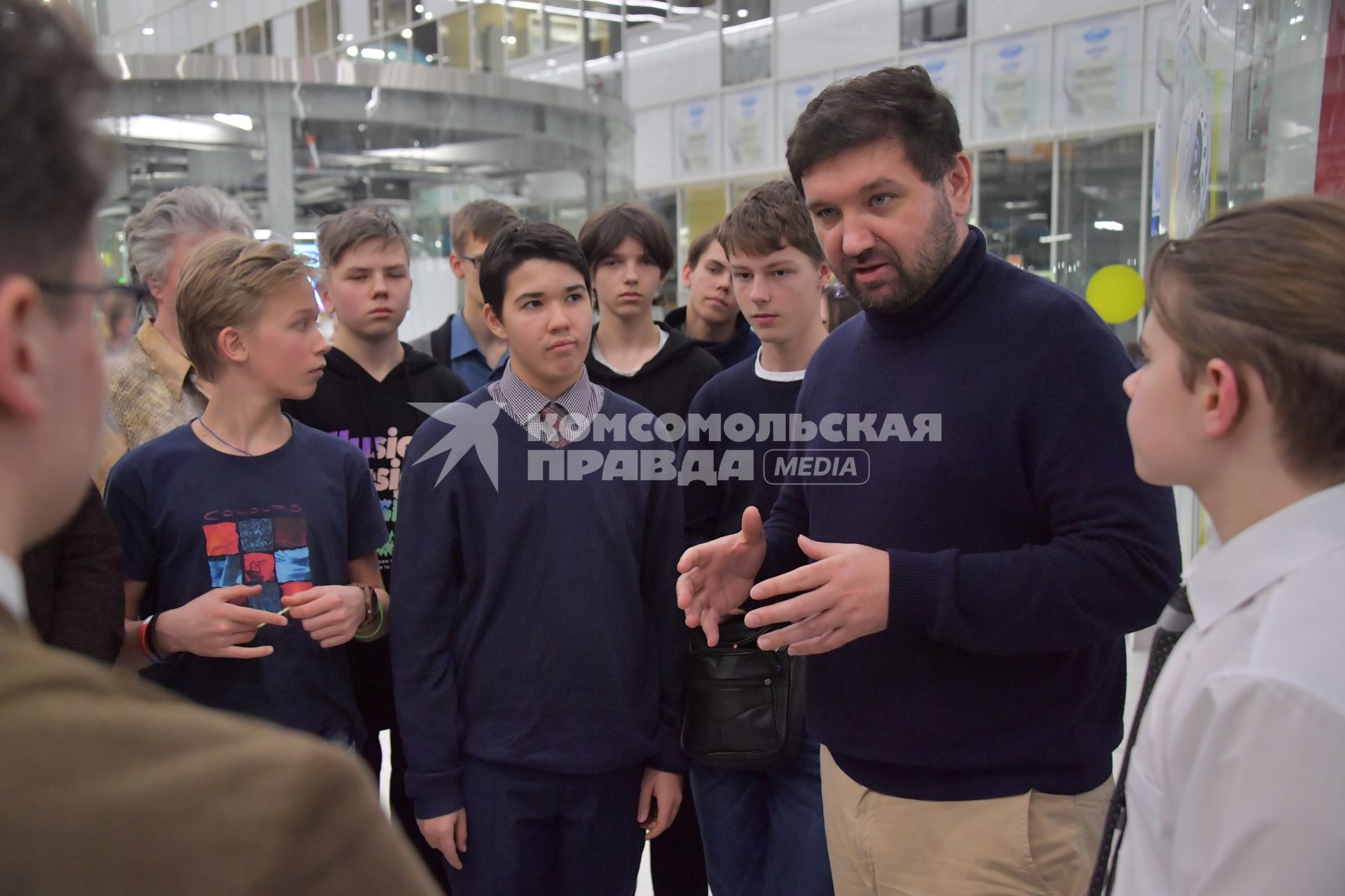 Москва, Сколково. Путешественник Матвей Шпаро (в центре) на встрече с  будущими участниками  Арктической экспедиции.