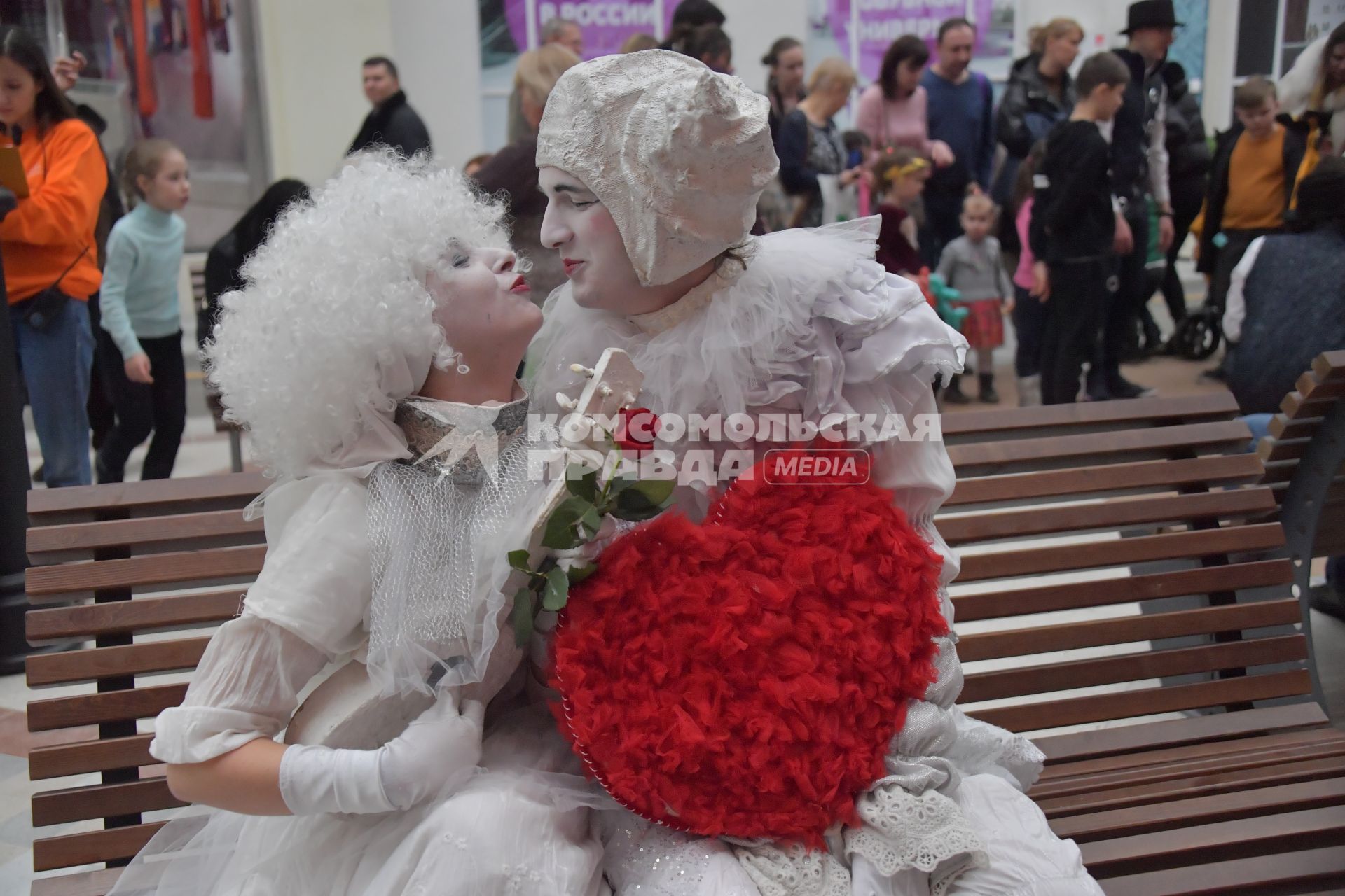 Москва.    Во время открытия тематического парка развлечений `Остров мечты` в Нагатинской пойме.