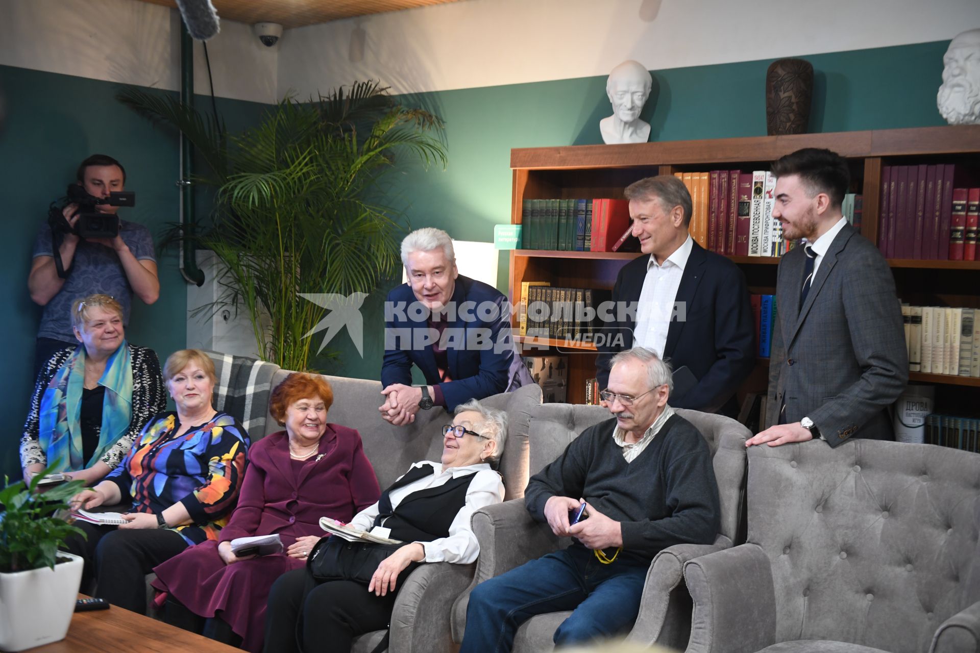 Москва.  Мэр Москвы Сергей Собянин  и президент правления Сбербанка РФ  Герман Греф (слева направо) во время посещения нового социального  центра `Мой социальный центр` для пенсионеров  на улице Сергия Радонежского.