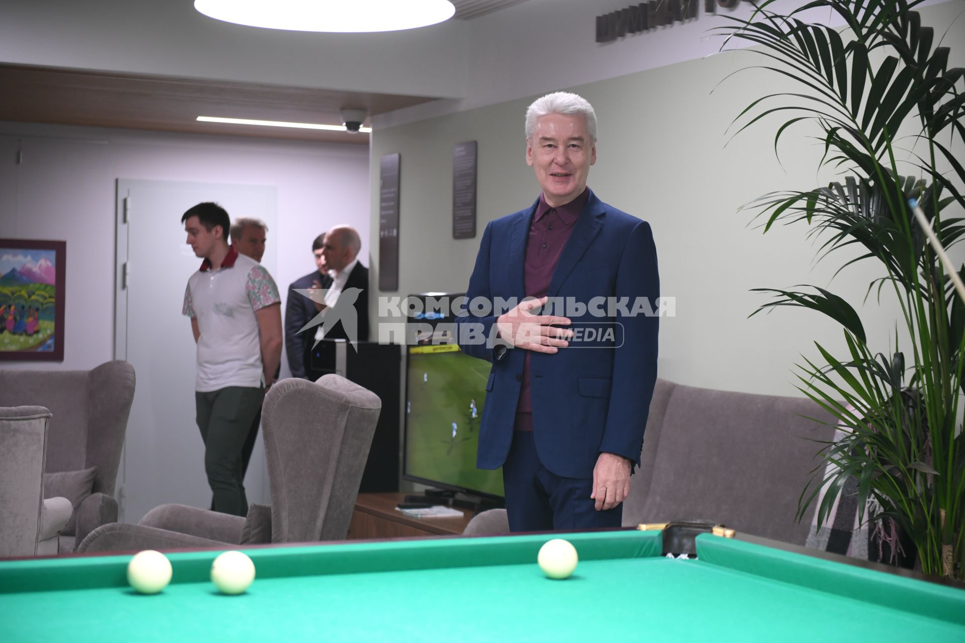 Москва.  Мэр Москвы Сергей Собянин  во время  игры в бильярд с посетителями  нового социального  центра `Мой социальный центр` для пенсионеров  на улице Сергия Радонежского.