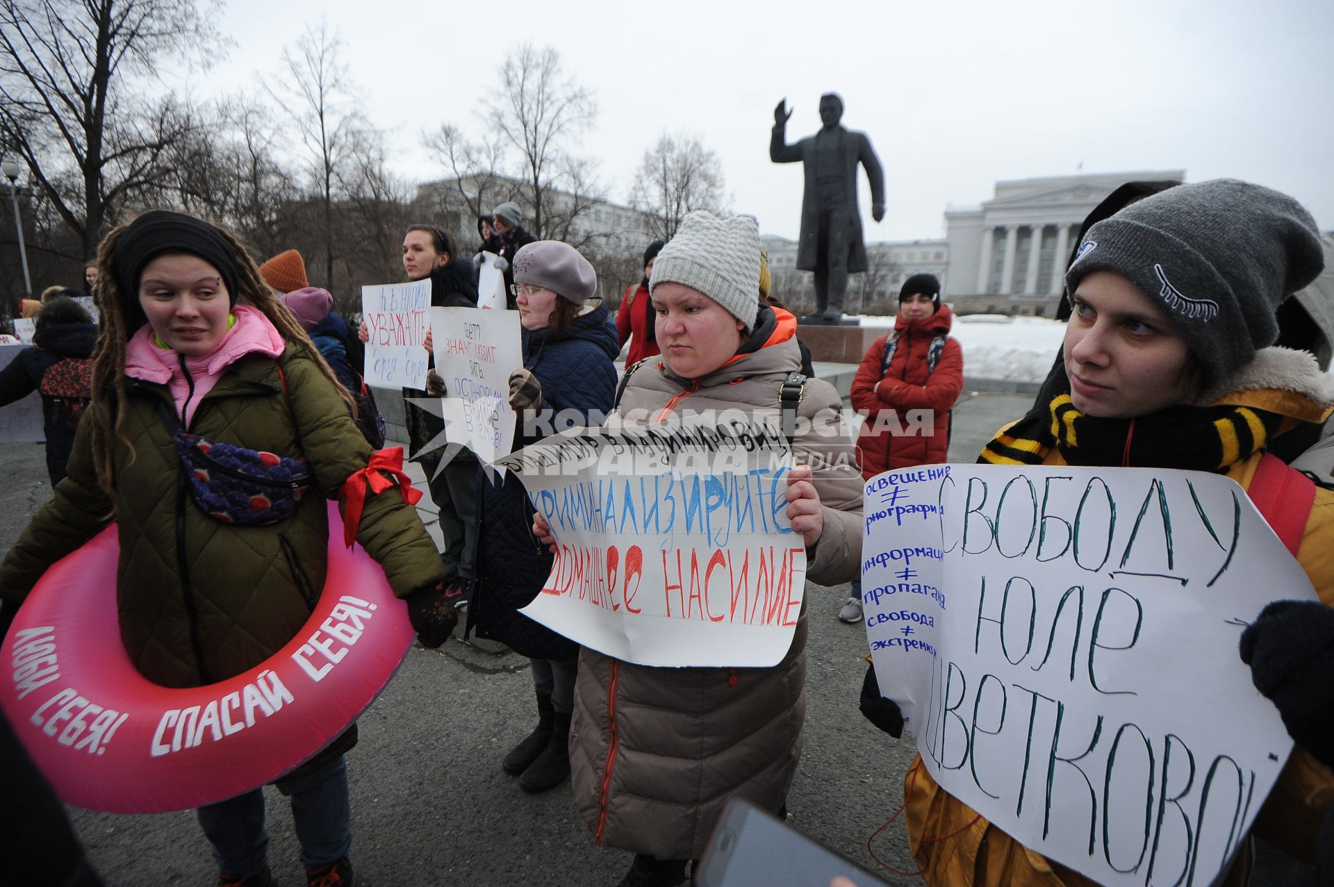 Екатеринбург. Митинг фкеминисток за соблюдение  прав женщин в Международный женский день,  здания главного корпуса УрФУ (Уральский Федеральный университет) и памятника Сергею Кирову