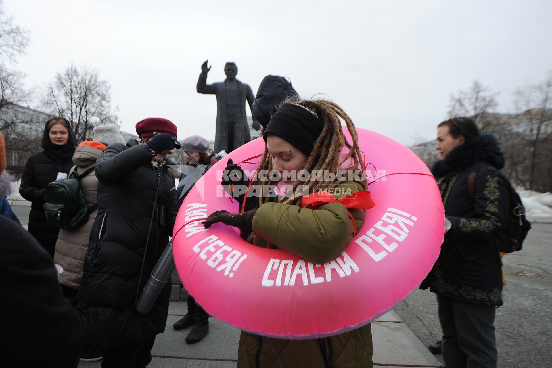 Екатеринбург. Митинг фкеминисток за соблюдение  прав женщин в Международный женский день,  здания главного корпуса УрФУ (Уральский Федеральный университет) и памятника Сергею Кирову