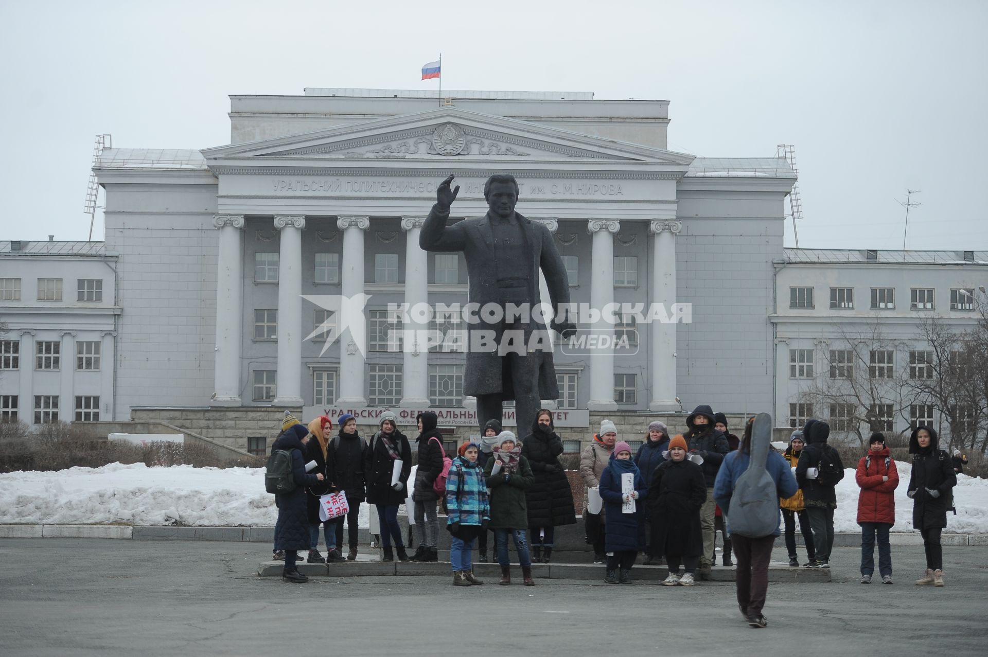 Екатеринбург. Митинг фкеминисток за соблюдение  прав женщин в Международный женский день,  здания главного корпуса УрФУ (Уральский Федеральный университет) и памятника Сергею Кирову