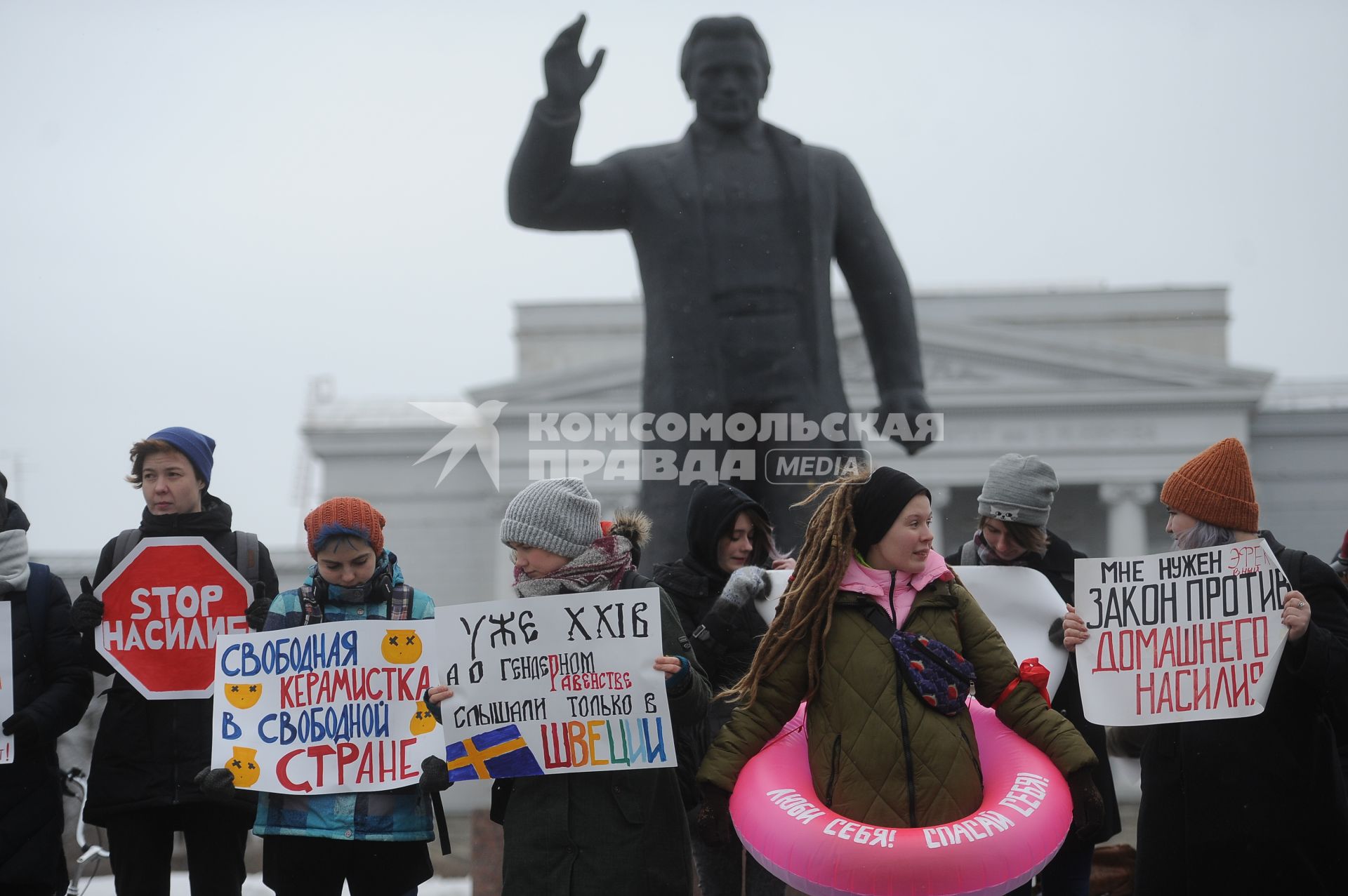 Екатеринбург. Митинг фкеминисток за соблюдение  прав женщин в Международный женский день,  здания главного корпуса УрФУ (Уральский Федеральный университет) и памятника Сергею Кирову