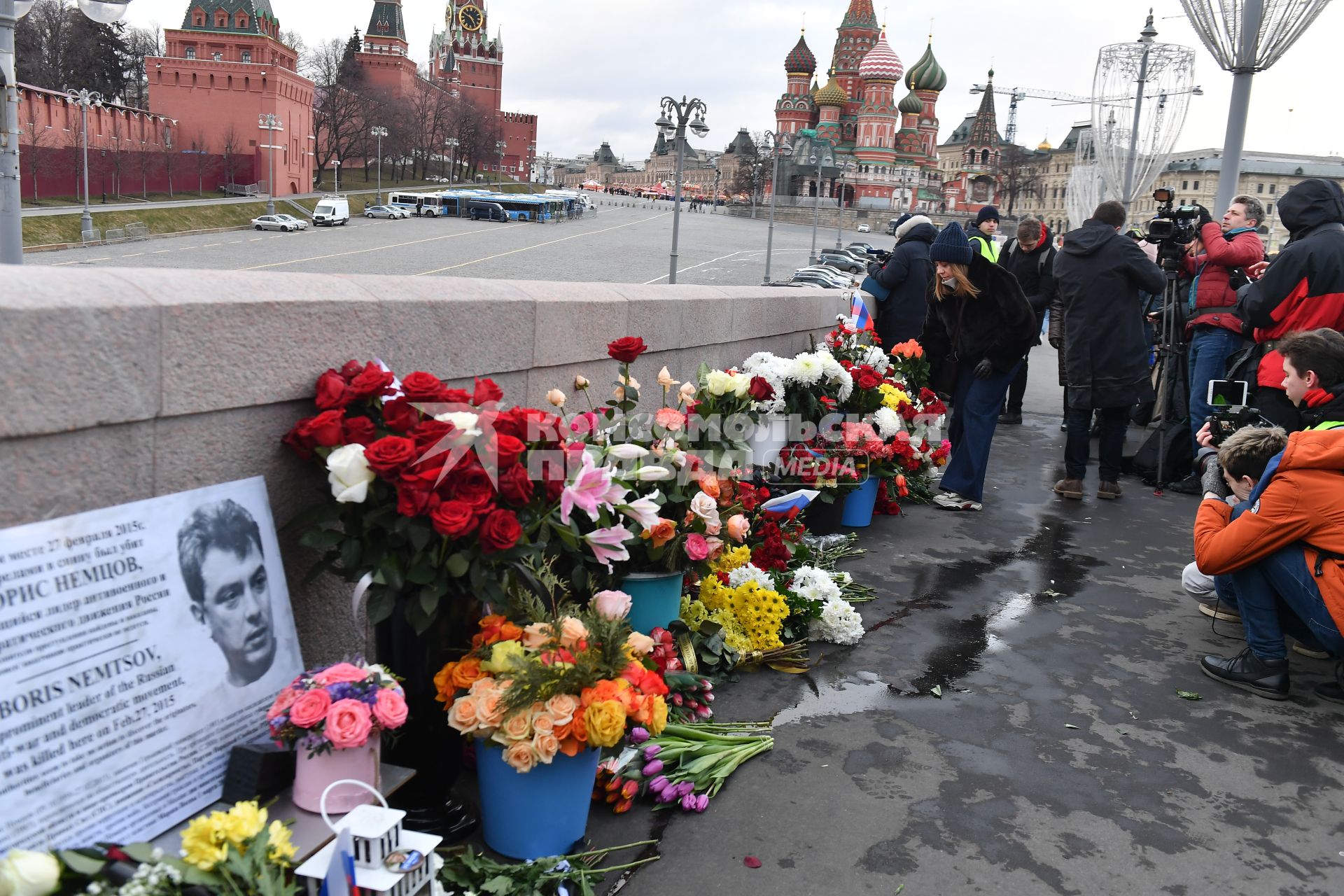 Москва.  Цветы  и портрет политика Бориса Немцова на Большом Москворецком мосту  в память годовщины его гибели.