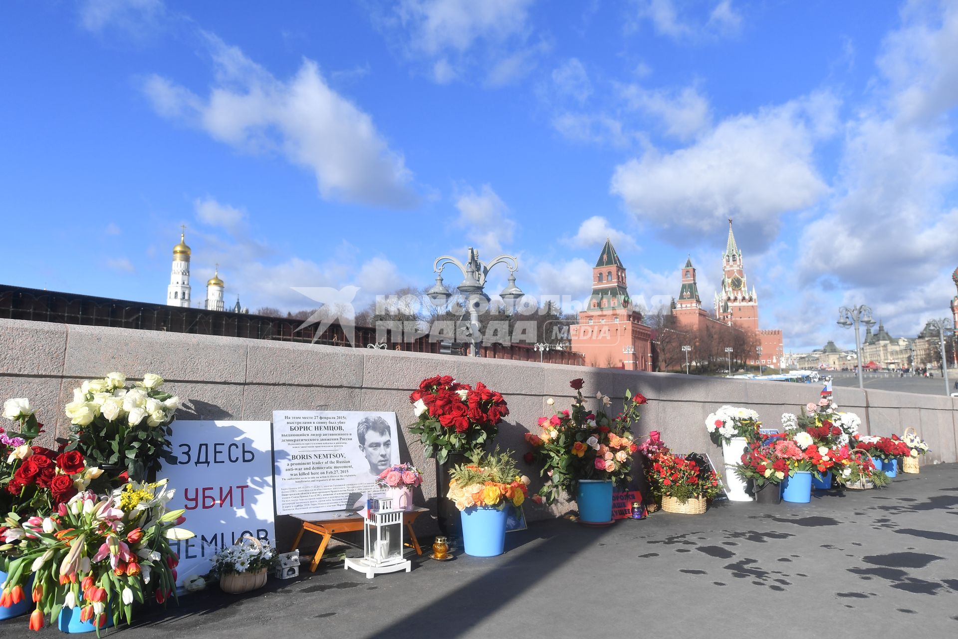 Москва.  Цветы  и портрет политика Бориса Немцова на Большом Москворецком мосту  в память годовщины его гибели.