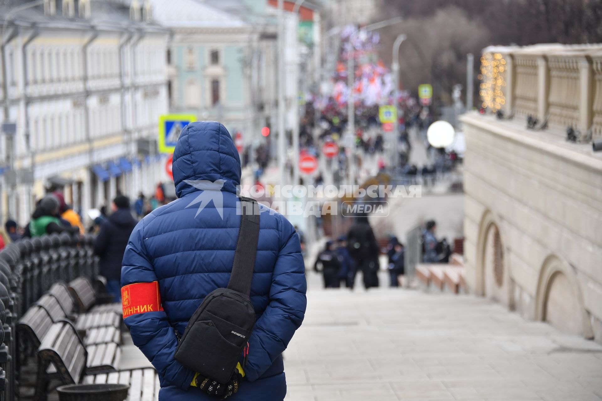 Москва. Дружинник на марше памяти политика Бориса Немцова.