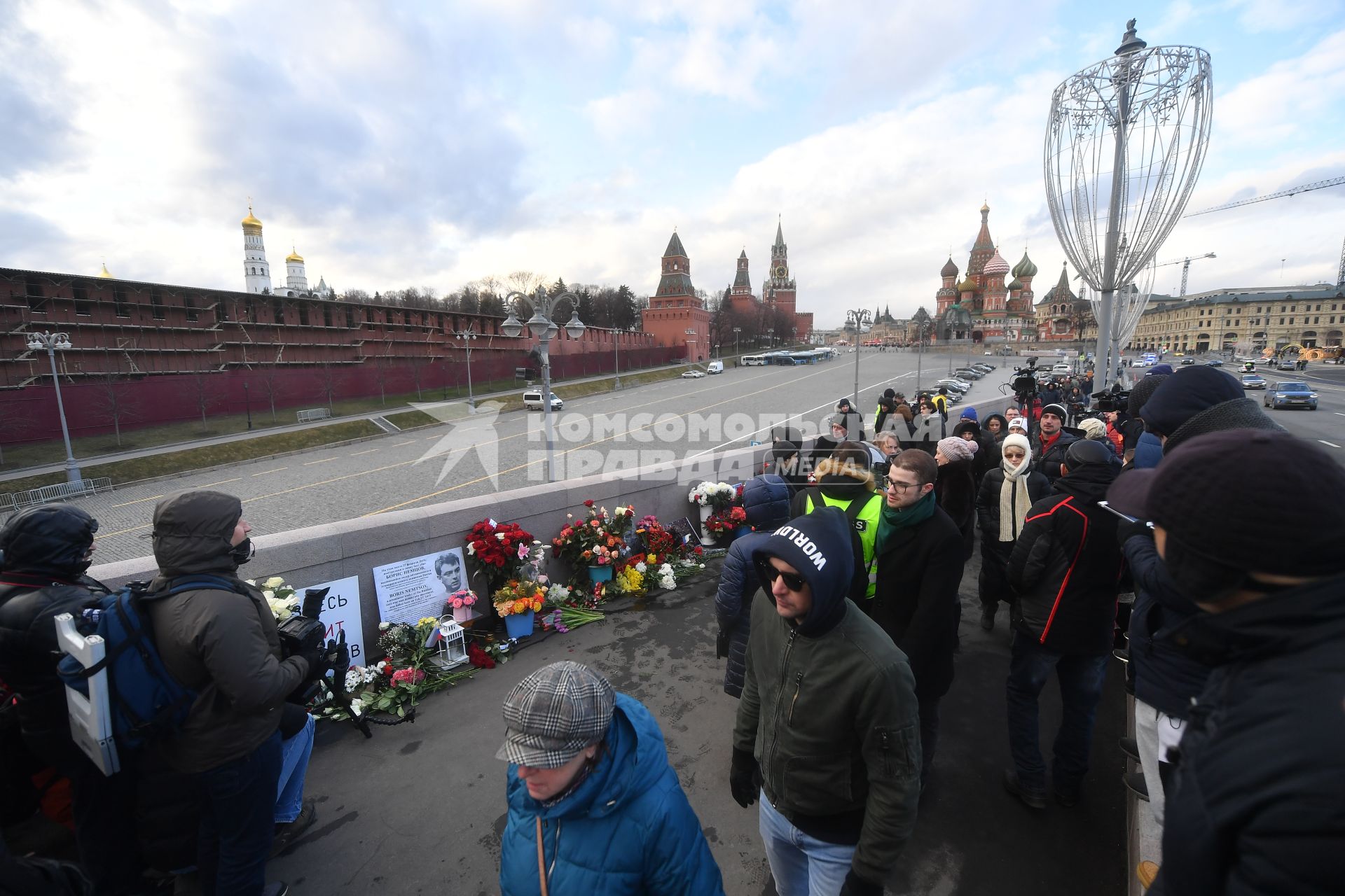 Москва.  Цветы  и портрет политика Бориса Немцова на Большом Москворецком мосту  в память годовщины его гибели.