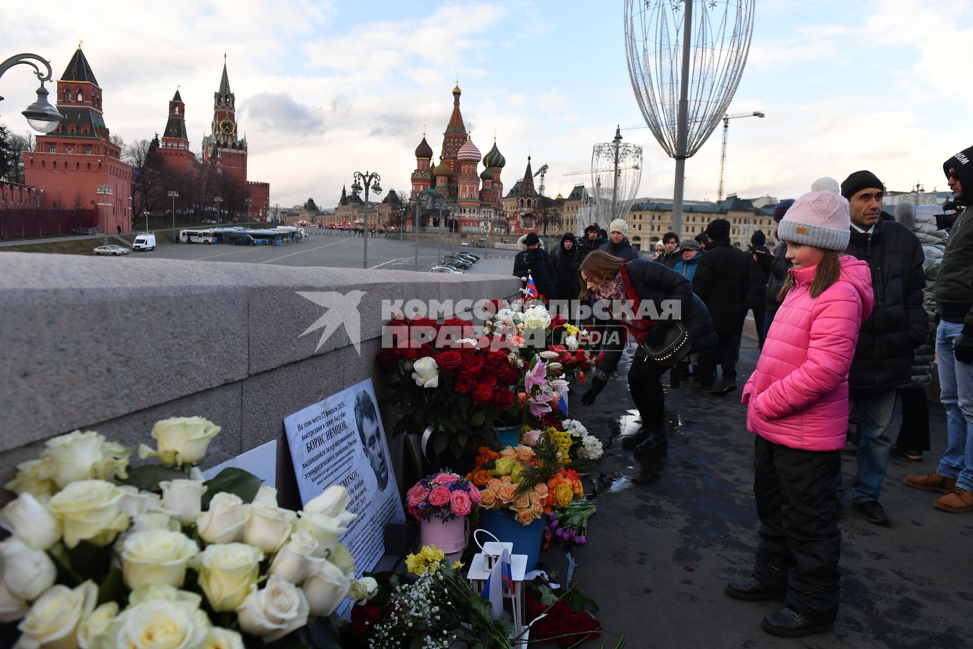 Москва.  Цветы  и портрет политика Бориса Немцова на Большом Москворецком мосту  в память годовщины его гибели.