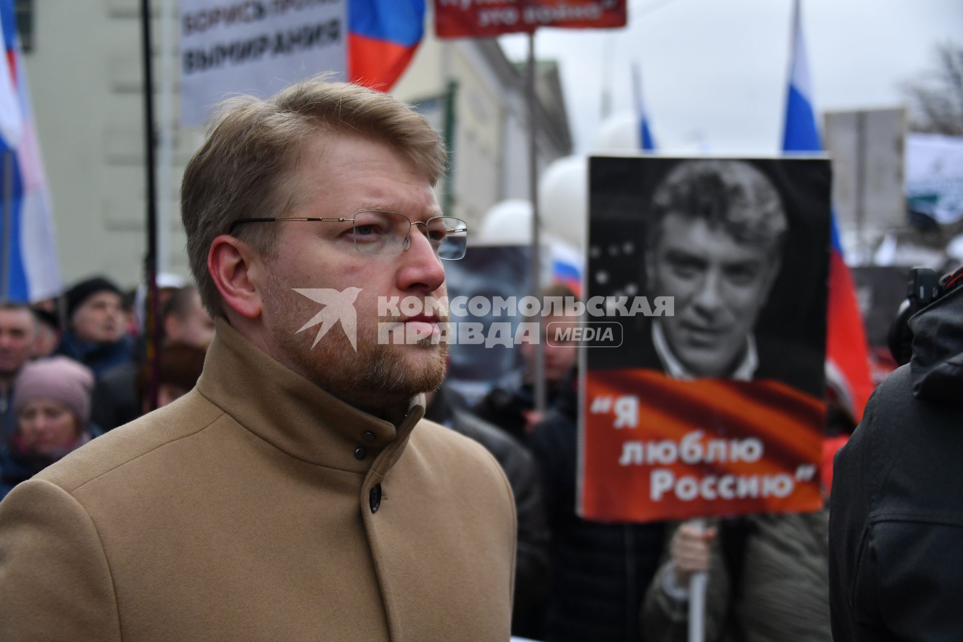 Москва. Участник  марша памяти политика Бориса Немцова.