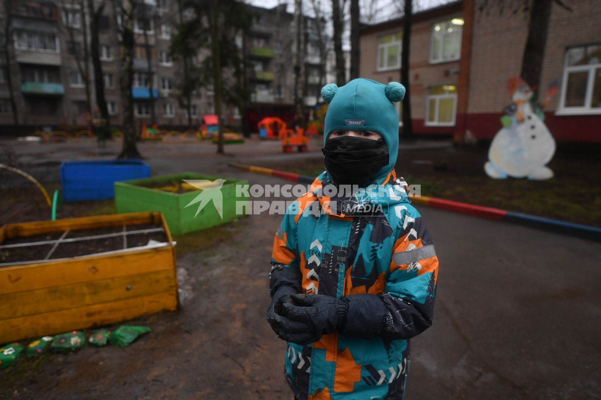 Москва.   Ребенок в медицинской маске во время прогулки.