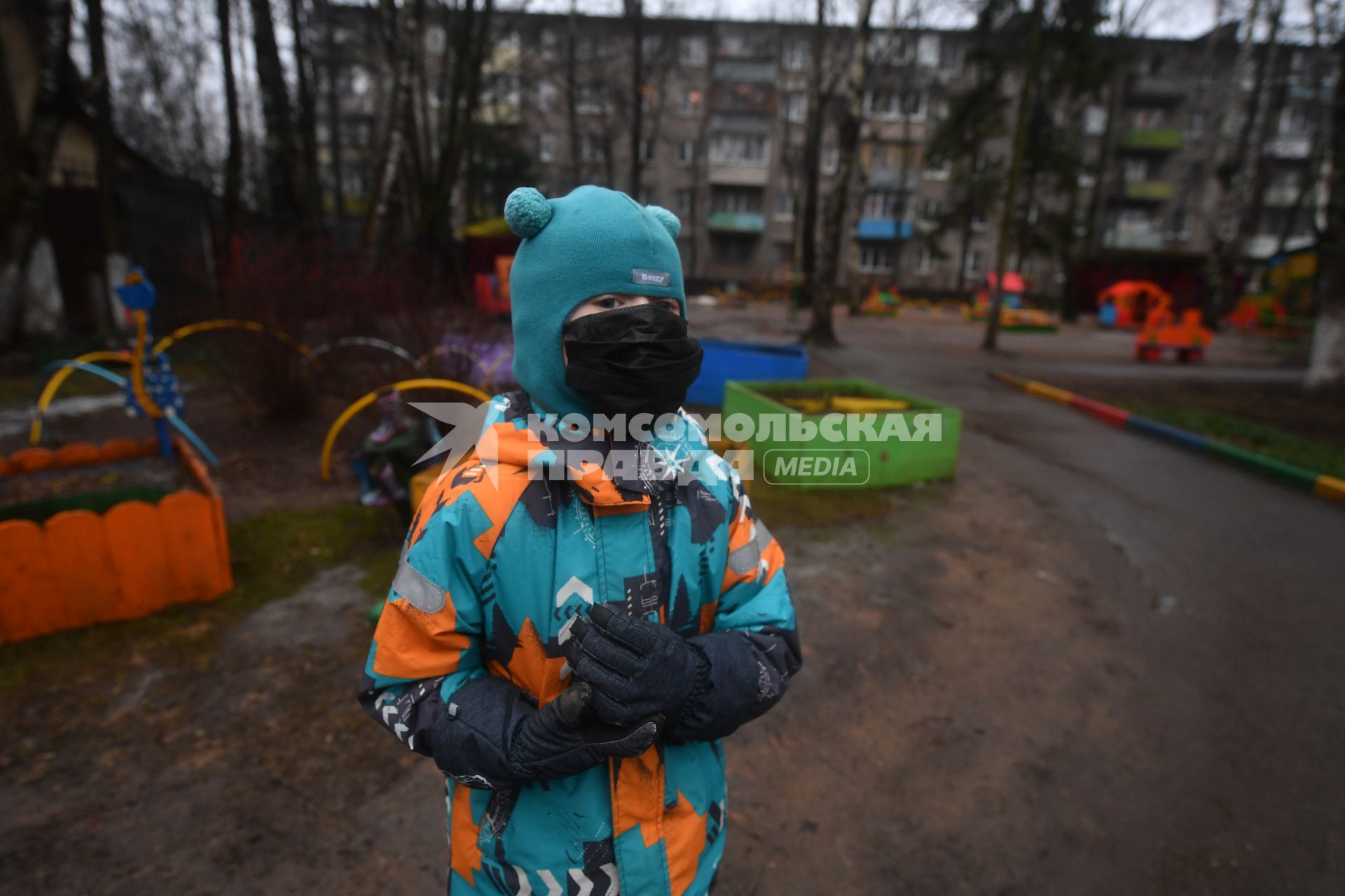 Москва.   Ребенок в медицинской маске во время прогулки.