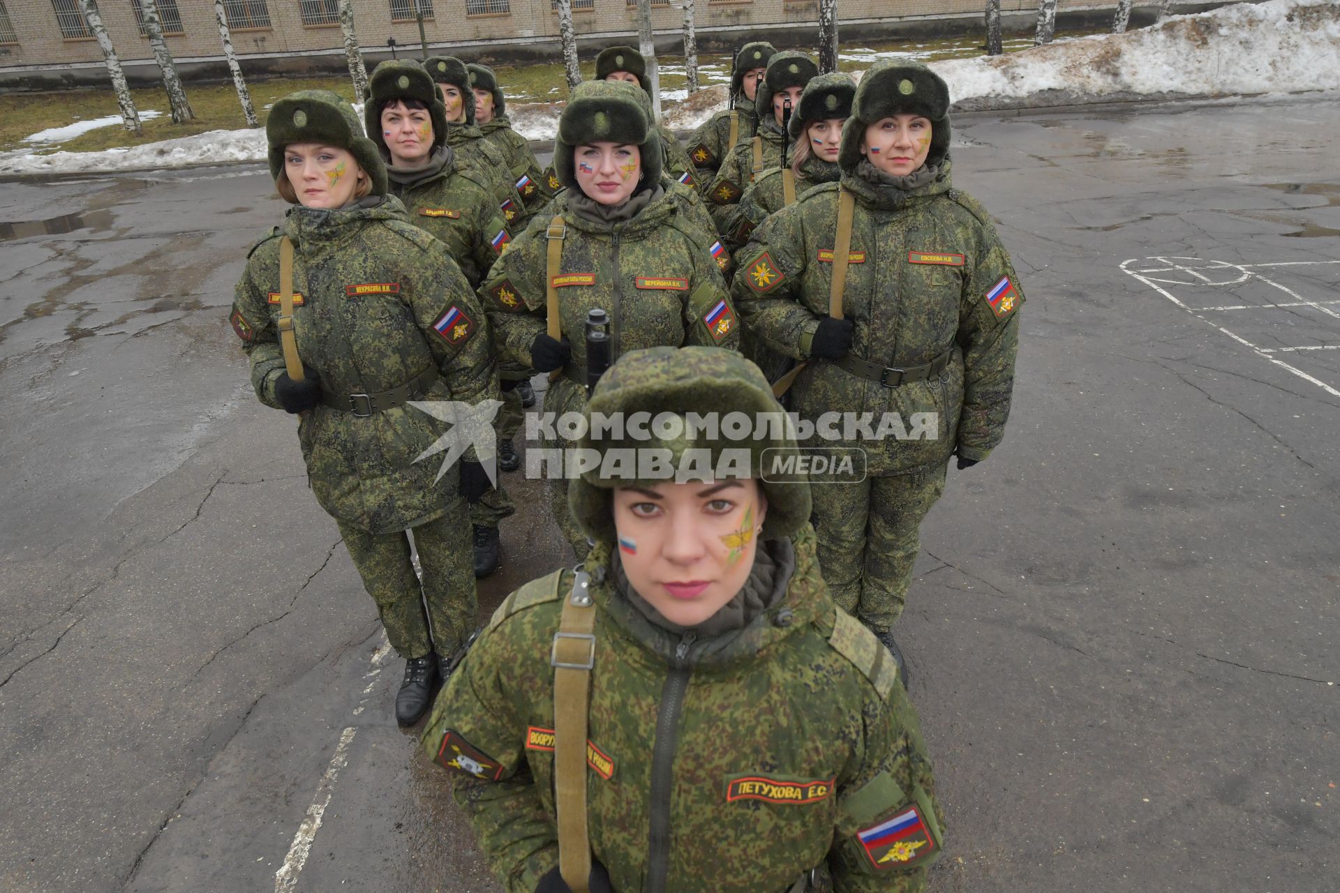 Переславль-Залесский.   Участницы всероссийского конкурса профессионального мастерства среди женщин-военнослужащих `Макияж под камуфляж` в учебном центре РВСН.