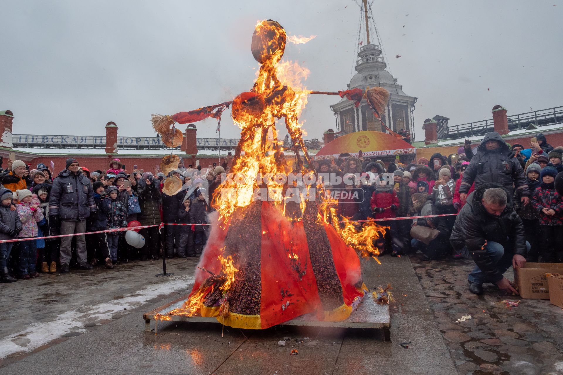 Санкт-Петербург. Сжигание чучела  во время праздничных гуляний в честь Широкой Масленицы.