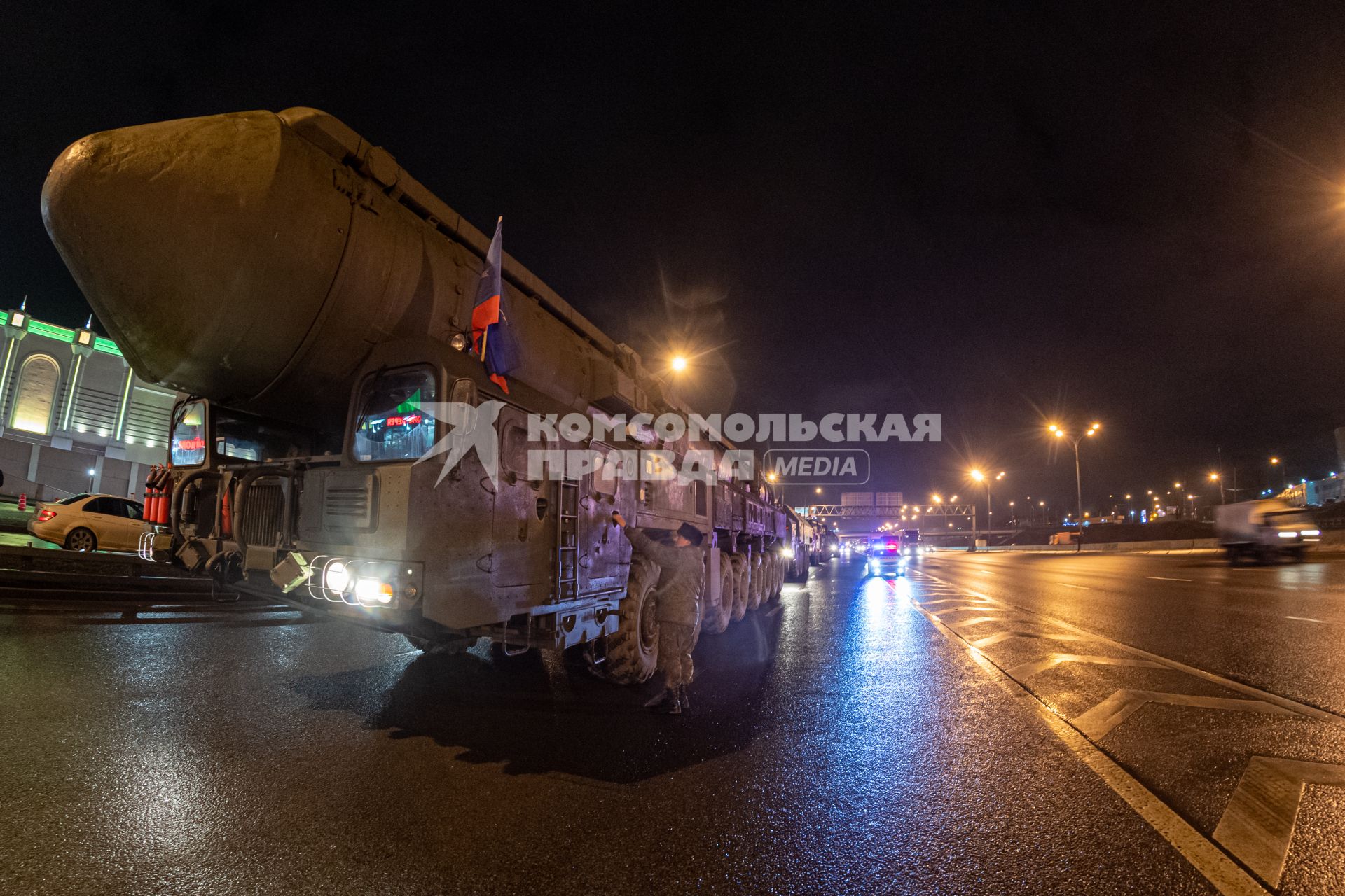 Москва. Колонна Ракетных комплексов `Ярс`на Московской кольцевой автомобильной дороге по пути в Алабино для подготовки к Параду Победы на Красной площади.