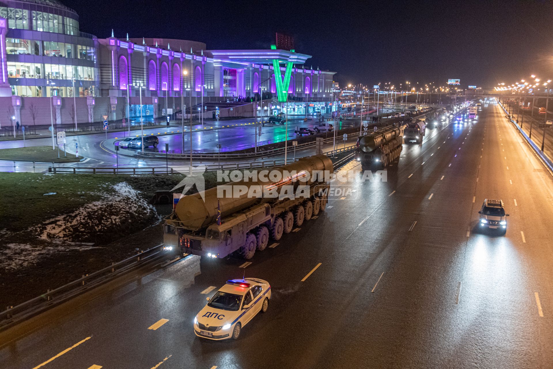 Москва.  Колонна Ракетных комплексов `Ярс`на Московской кольцевой  автомобильной дороге по пути в Алабино для подготовки к Параду Победы на Красной площади.