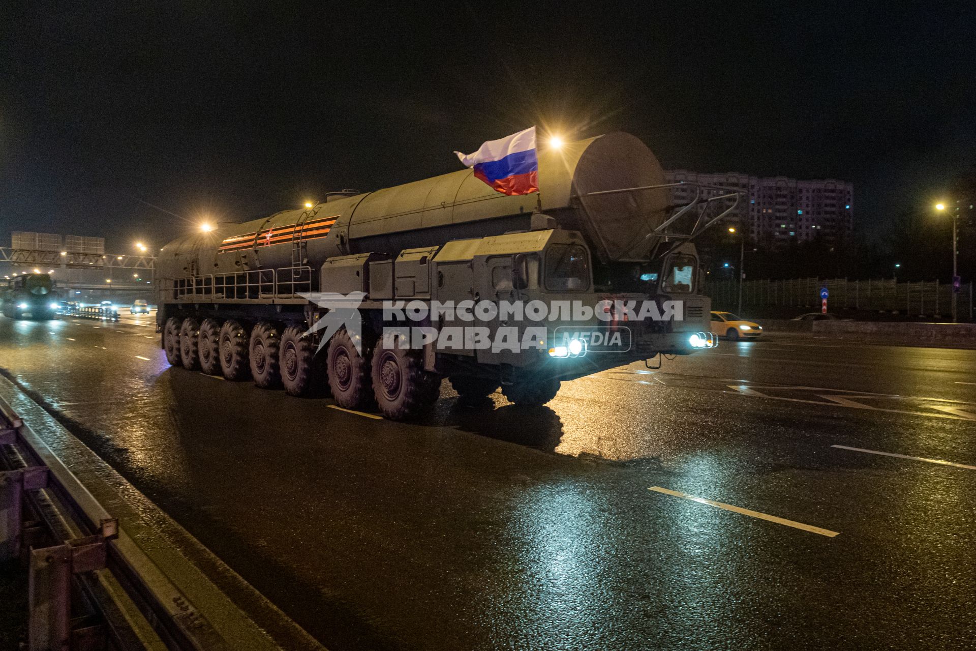 Москва.  Колонна Ракетных комплексов `Ярс`на Московской кольцевой  автомобильной дороге по пути в Алабино для подготовки к Параду Победы на Красной площади.