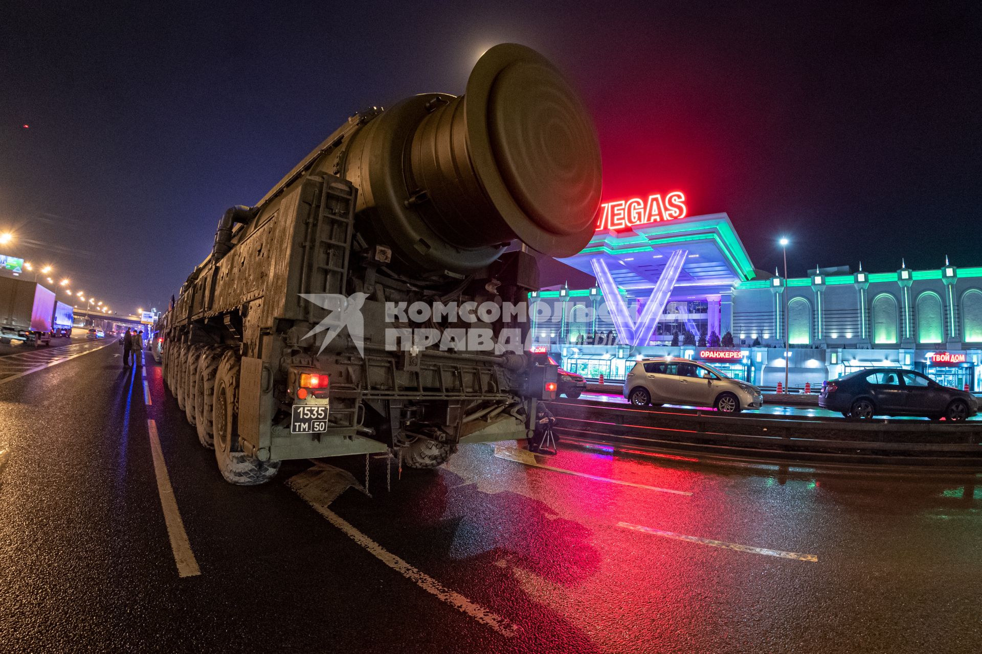 Москва. Колонна Ракетных комплексов `Ярс`на Московской кольцевой автомобильной дороге по пути в Алабино для подготовки к Параду Победы на Красной площади.