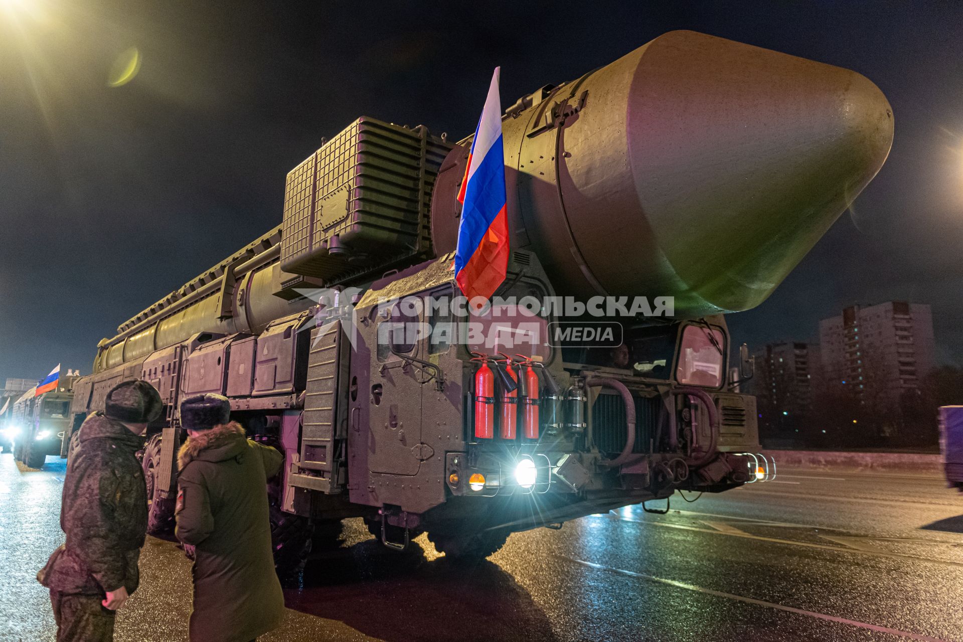 Москва.  Колонна Ракетных комплексов `Ярс`на Московской кольцевой  автомобильной дороге по пути в Алабино для подготовки к Параду Победы на Красной площади.