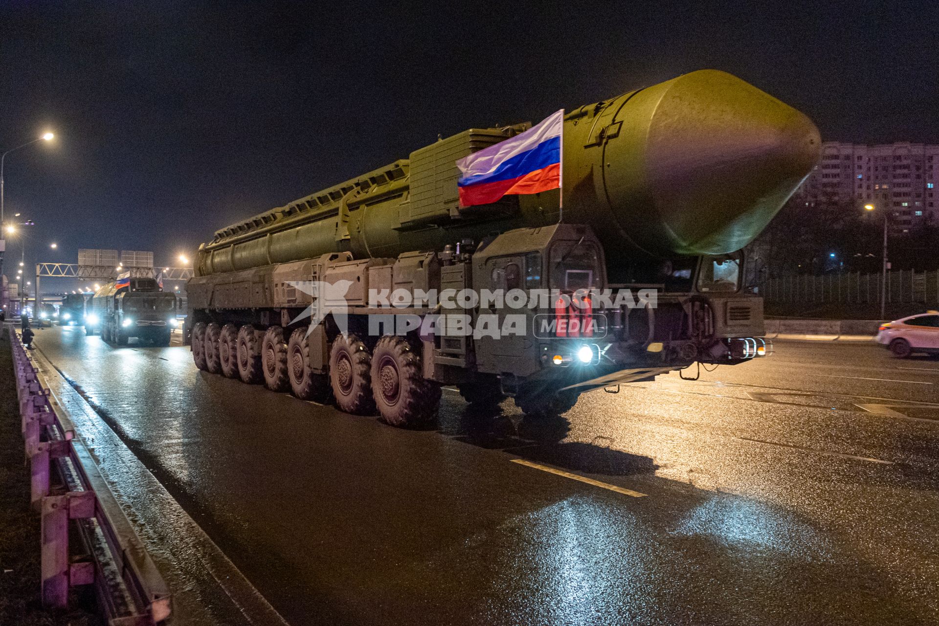 Москва.  Колонна Ракетных комплексов `Ярс`на Московской кольцевой  автомобильной дороге по пути в Алабино для подготовки к Параду Победы на Красной площади.