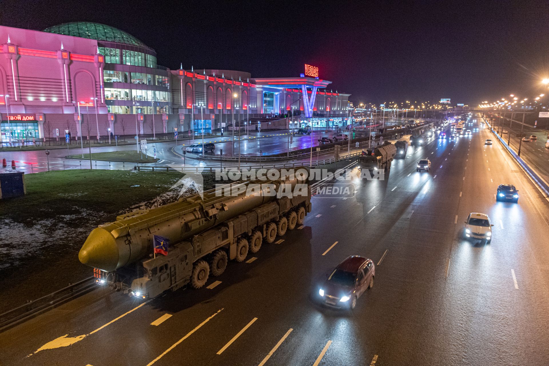 Москва.  Колонна Ракетных комплексов `Ярс`на Московской кольцевой  автомобильной дороге по пути в Алабино для подготовки к Параду Победы на Красной площади.