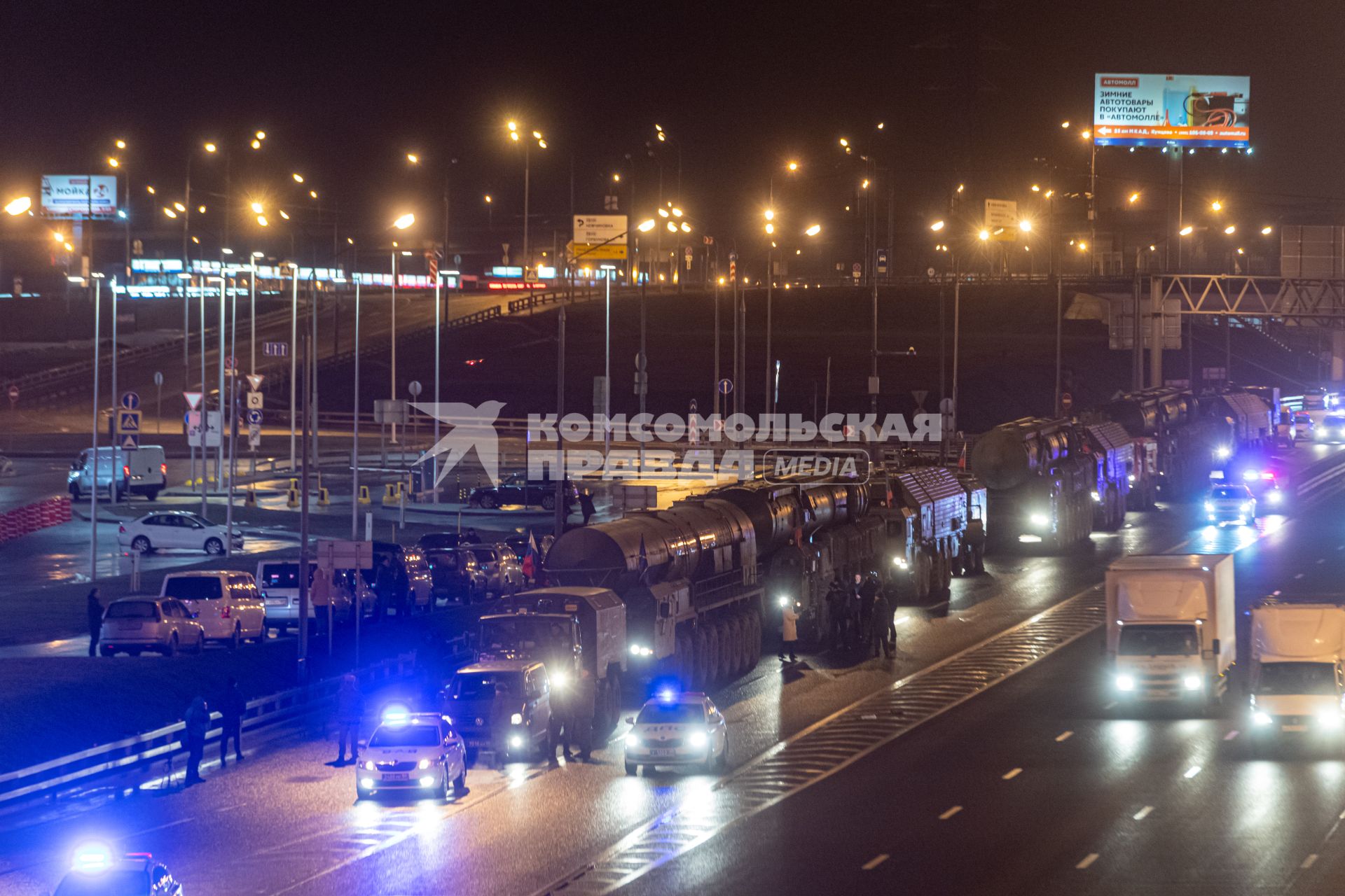 Москва.  Колонна Ракетных комплексов `Ярс`на Московской кольцевой  автомобильной дороге по пути в Алабино для подготовки к Параду Победы на Красной площади.
