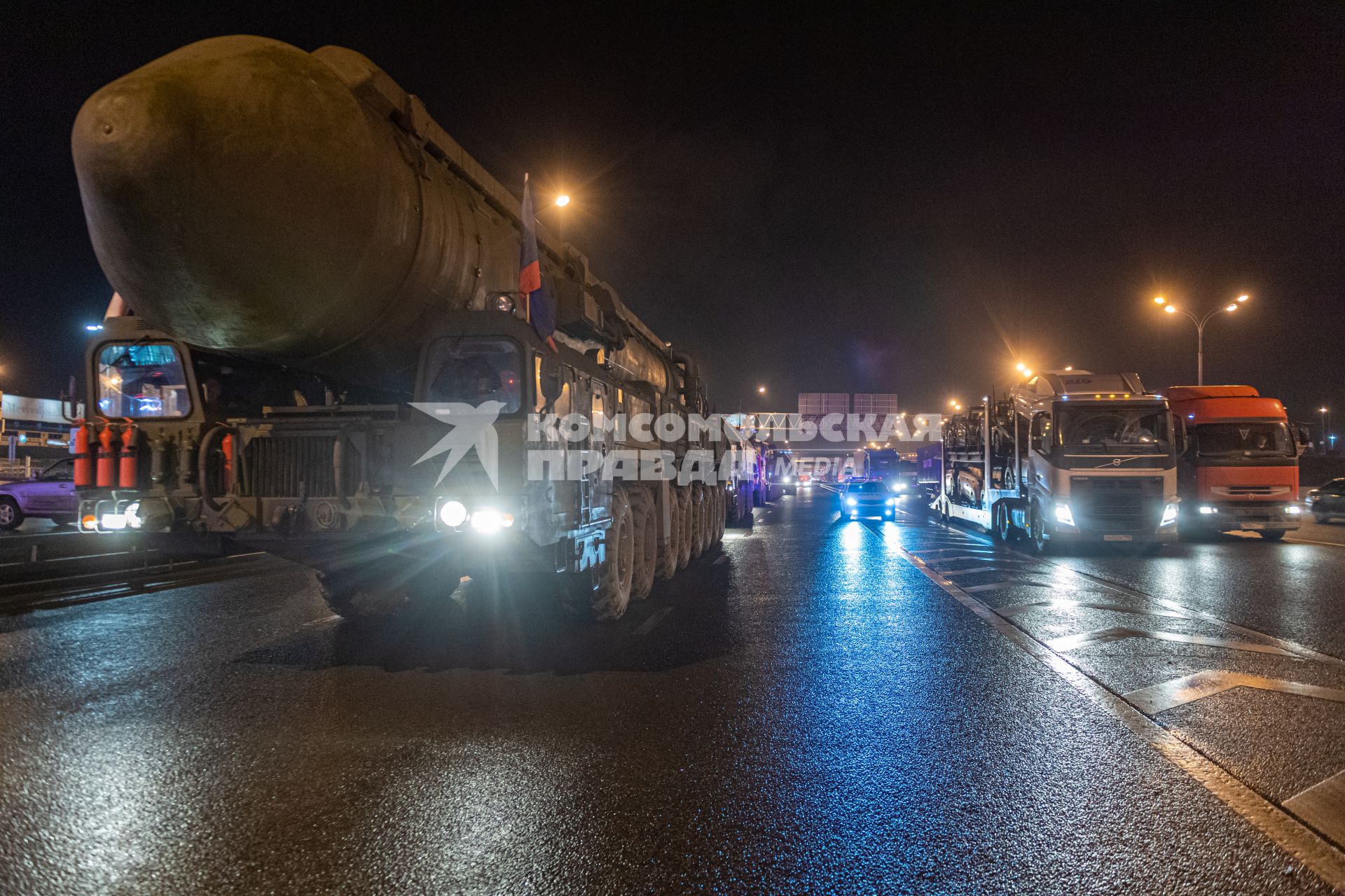 Москва. Колонна Ракетных комплексов `Ярс`на Московской кольцевой автомобильной дороге по пути в Алабино для подготовки к Параду Победы на Красной площади.