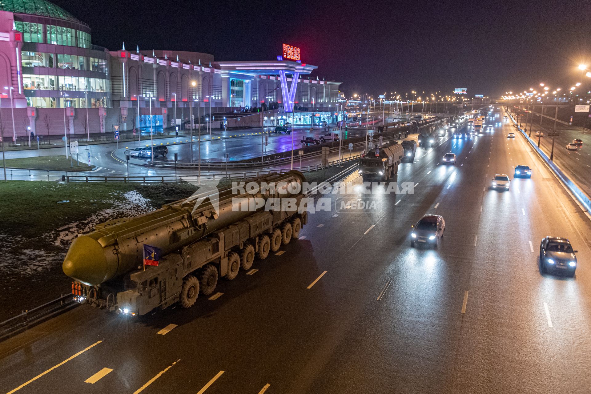 Москва.  Колонна Ракетных комплексов `Ярс`на Московской кольцевой  автомобильной дороге по пути в Алабино для подготовки к Параду Победы на Красной площади.