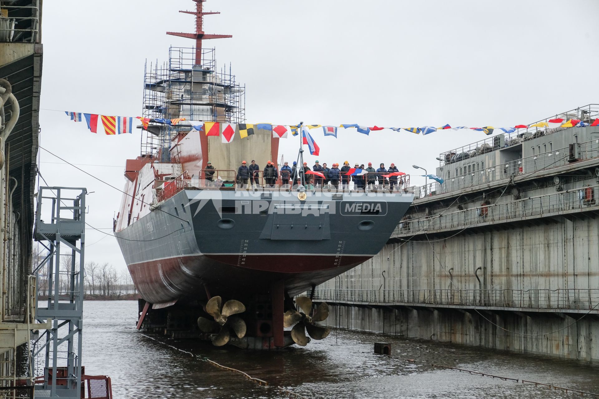 Санкт-Петербург. Ракетный корвет проекта 20380 `Ретивый` во время спуска на воду на судостроительном заводе `Северная верфь`.