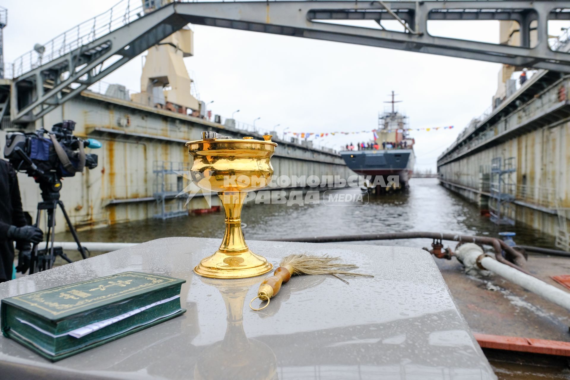 Санкт-Петербург.  Ракетный корвет проекта 20380 `Ретивый` во время спуска на воду на судостроительном заводе `Северная верфь`.