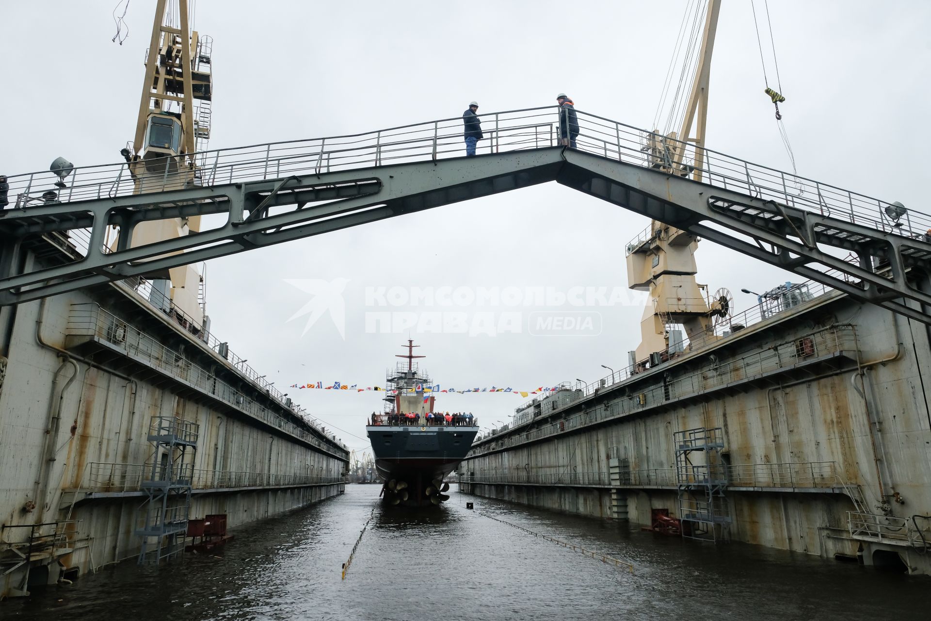 Санкт-Петербург. Ракетный корвет проекта 20380 `Ретивый` во время спуска на воду на судостроительном заводе `Северная верфь`.