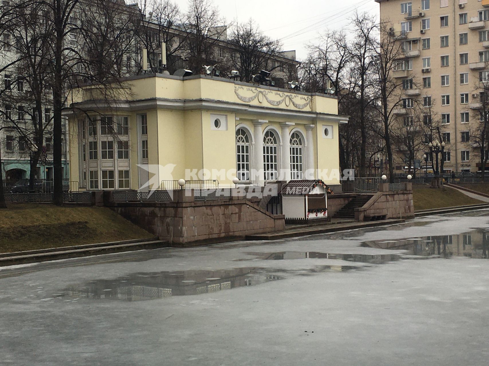 Москва.    Вид на павильон на Патриарших прудах.