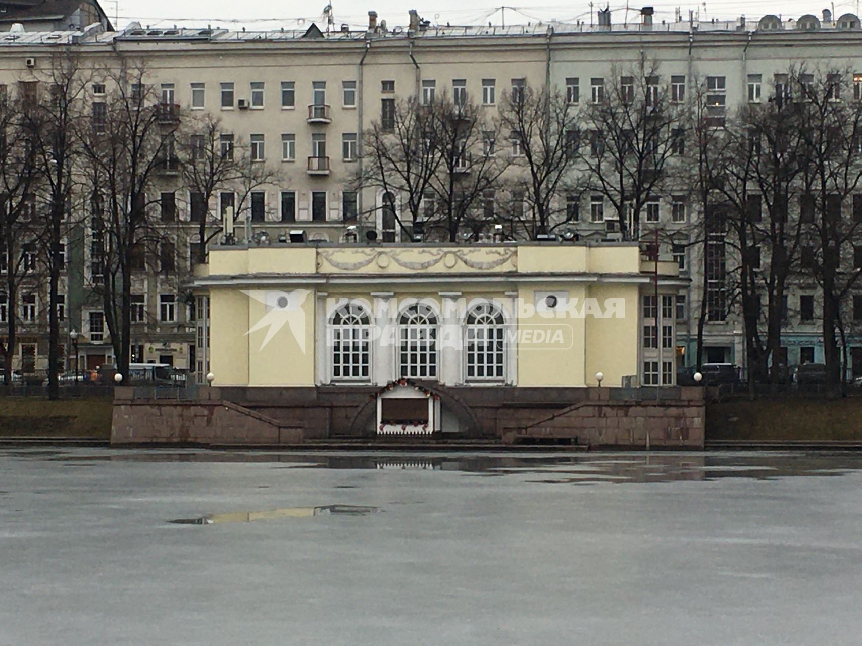 Москва.    Вид на павильон на Патриарших прудах.