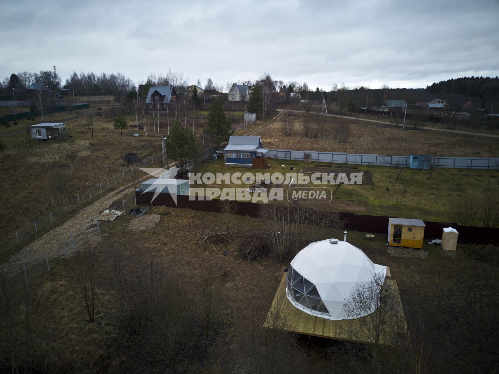 Московская область.   Корреспонден `Комсомольской правды` Дмитрий Стешин построил быстровозводимый дом купольной конструкции.