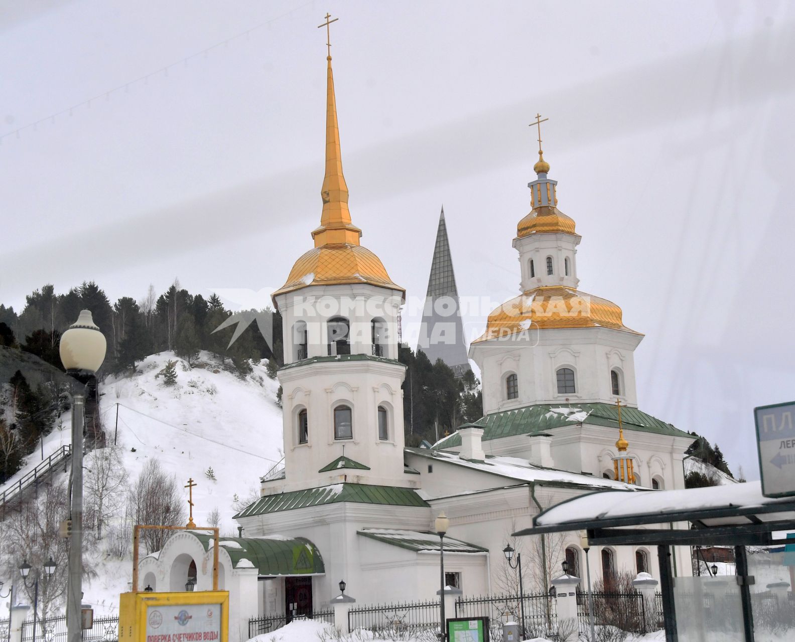 Ханты-Мансийск.  Вид на Покровскую церковь.