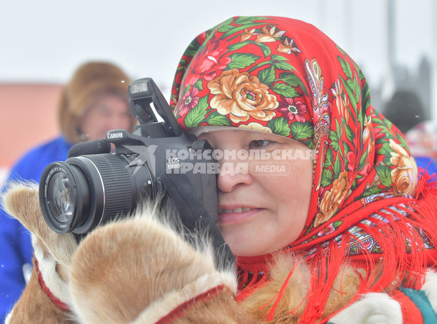 Ханты-Мансийск.  Девушка фотографирует  на празднике `День оленевода`.