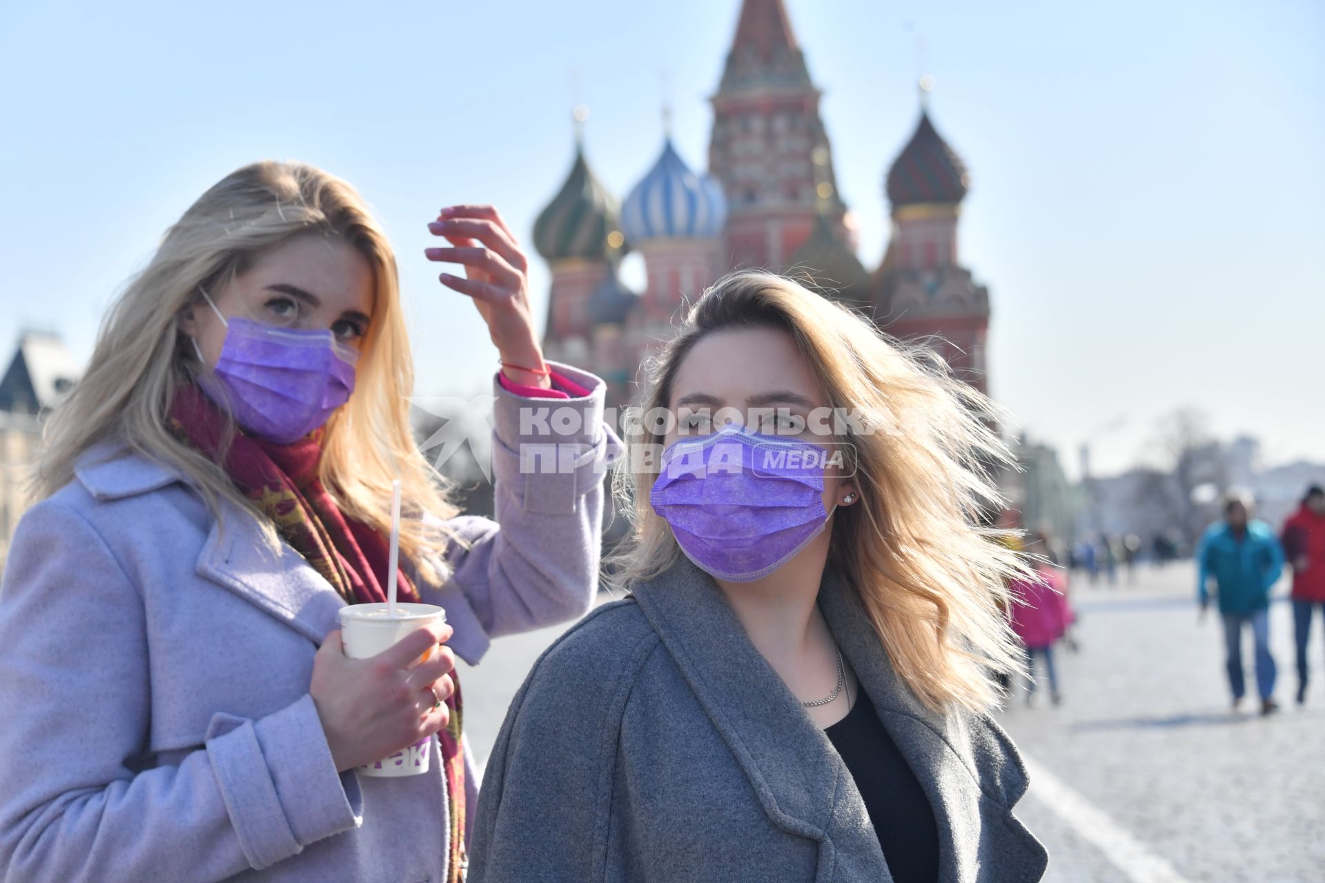 Москва.   Девушки в медицинских масках на Красной площади.