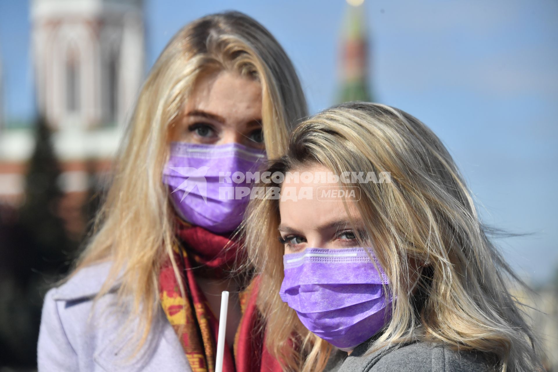 Москва.   Девушки в медицинских масках на Красной площади.