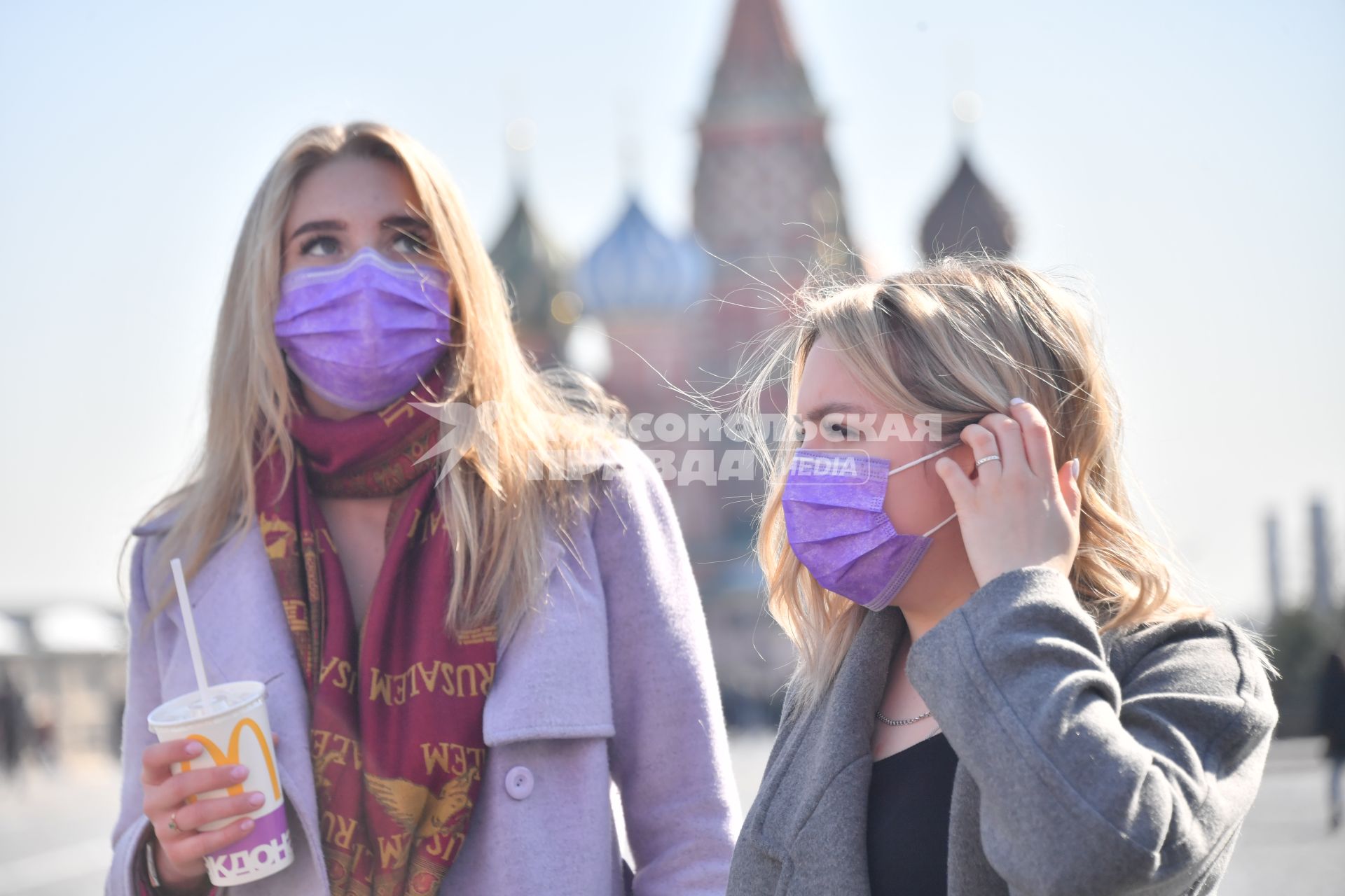 Москва.   Девушки в медицинских масках на Красной площади.