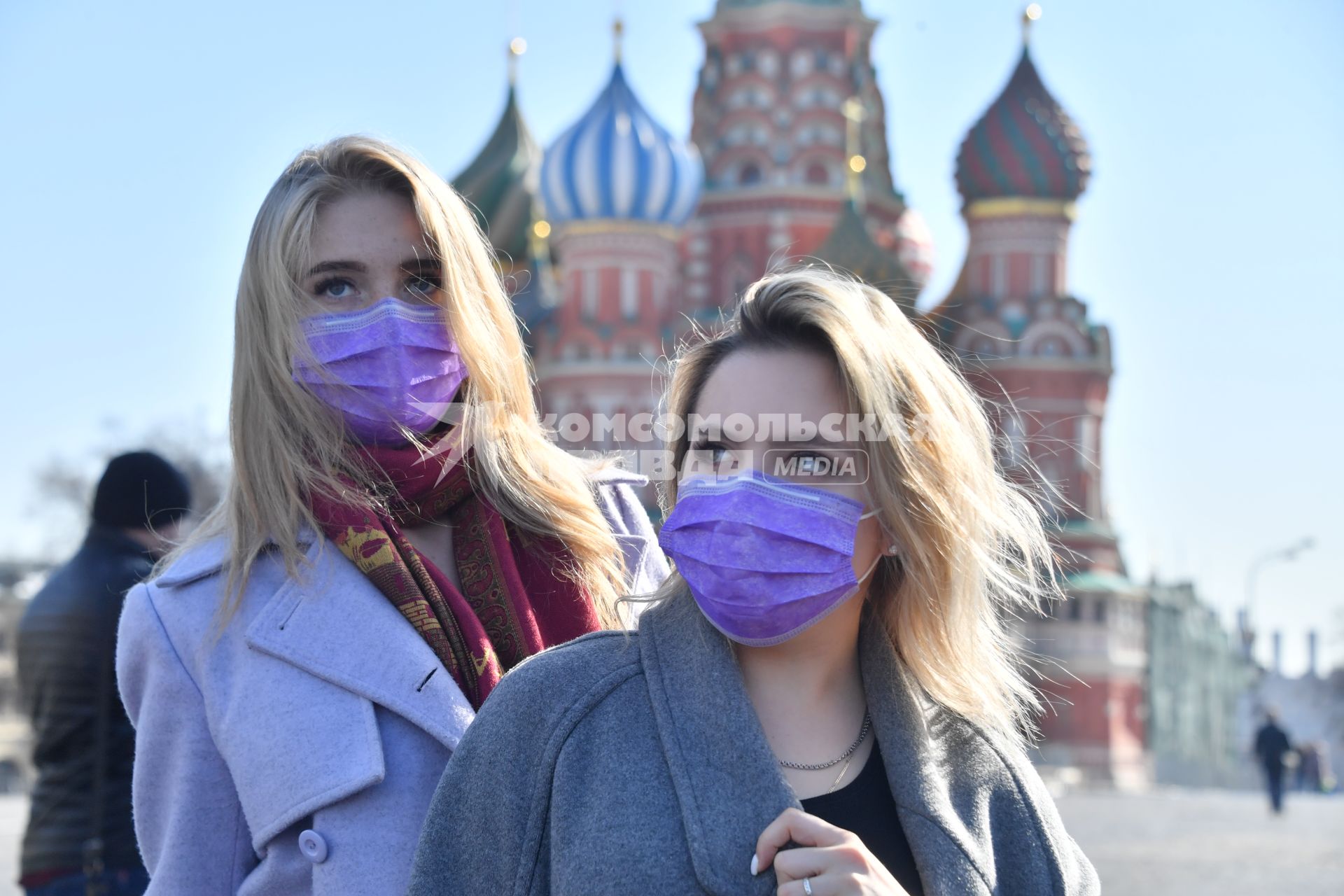 Москва.   Девушки в медицинских масках на Красной площади.