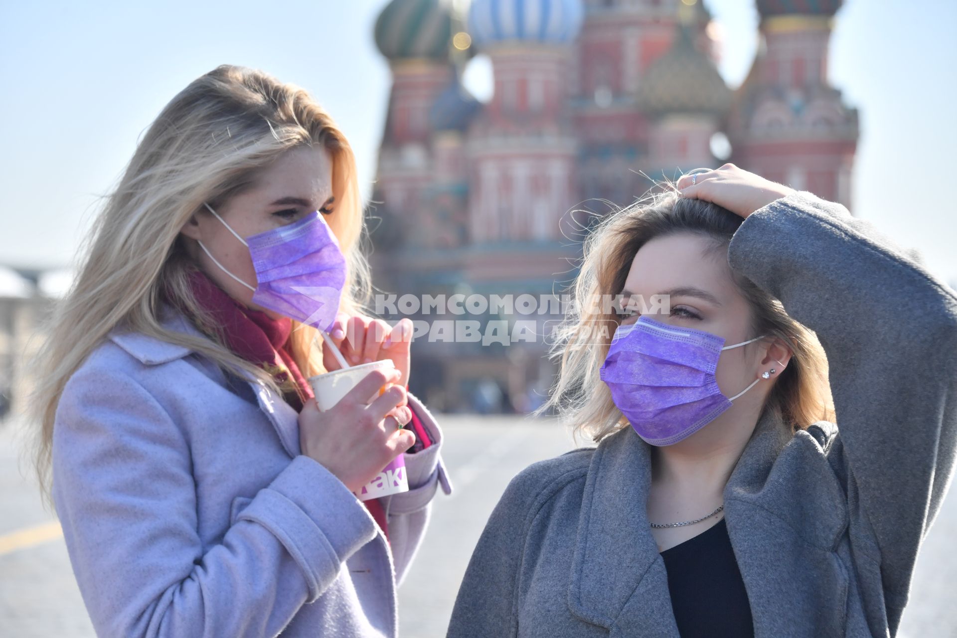 Москва.   Девушки в медицинских масках на Красной площади.