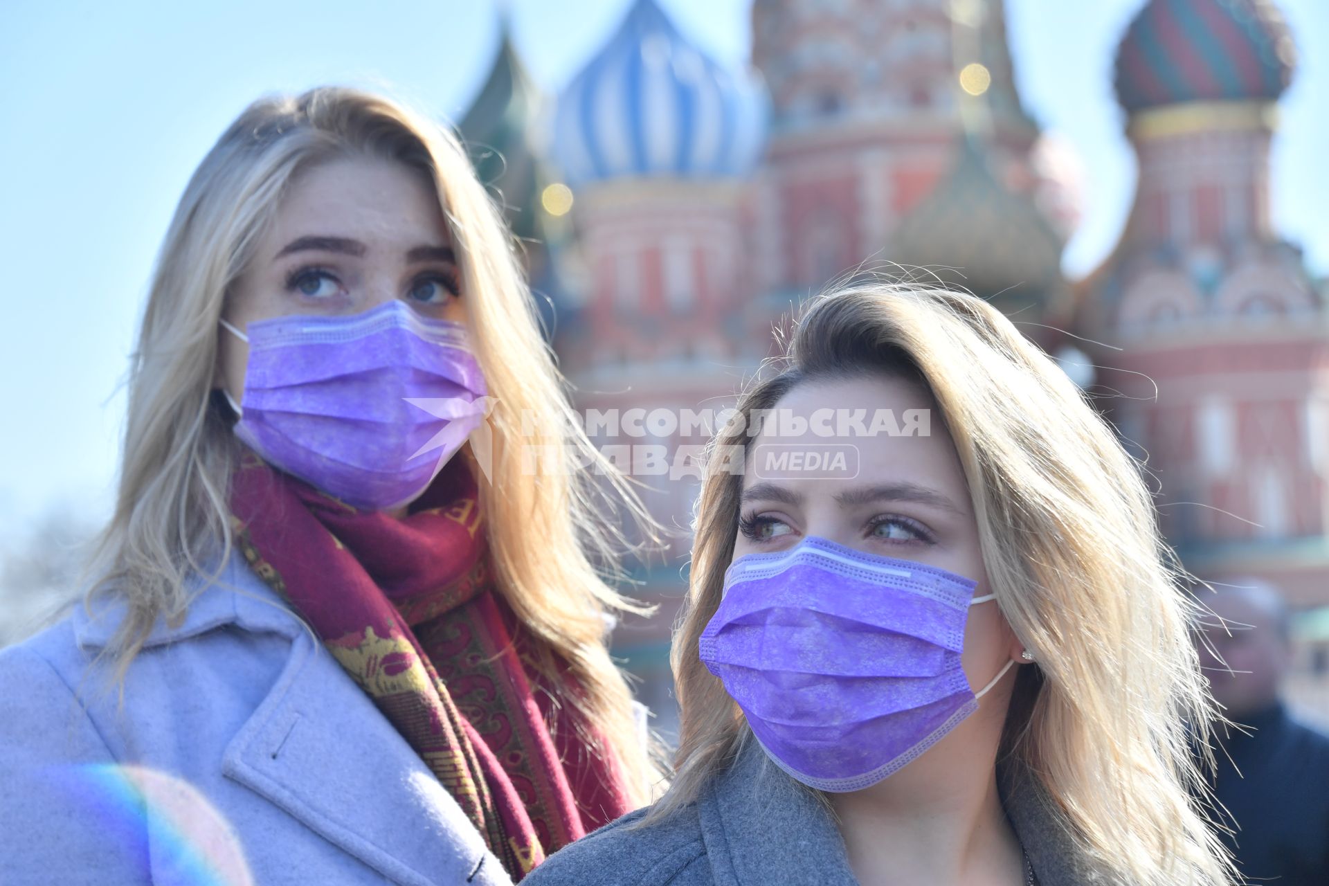 Москва.   Девушки в медицинских масках на Красной площади.