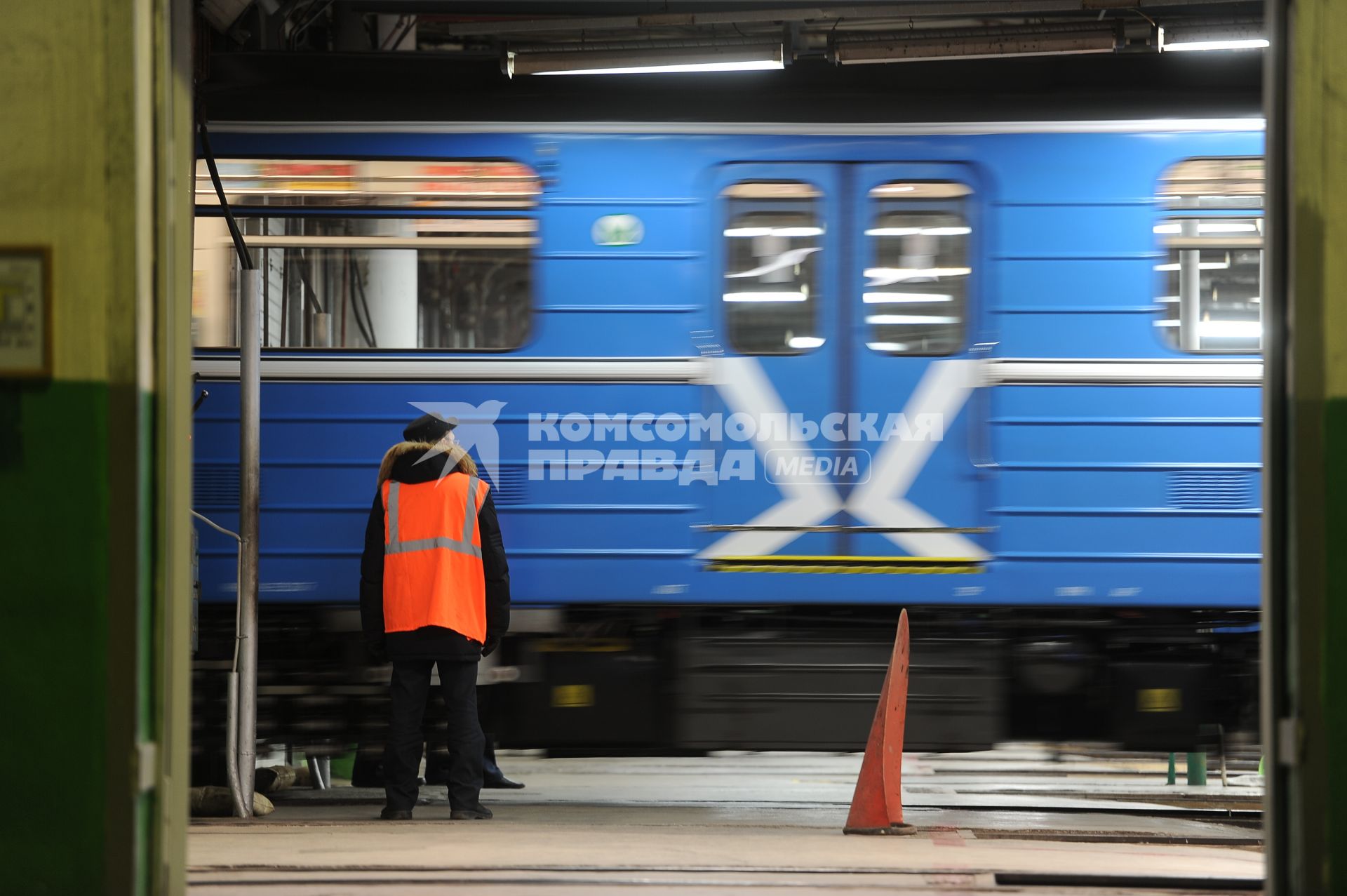 Екатеринбург. Депо Екатеринбургского метрополитена. Мытье и обработка вагонов с дезинфицирующими средствами для нераспространения коронавируса